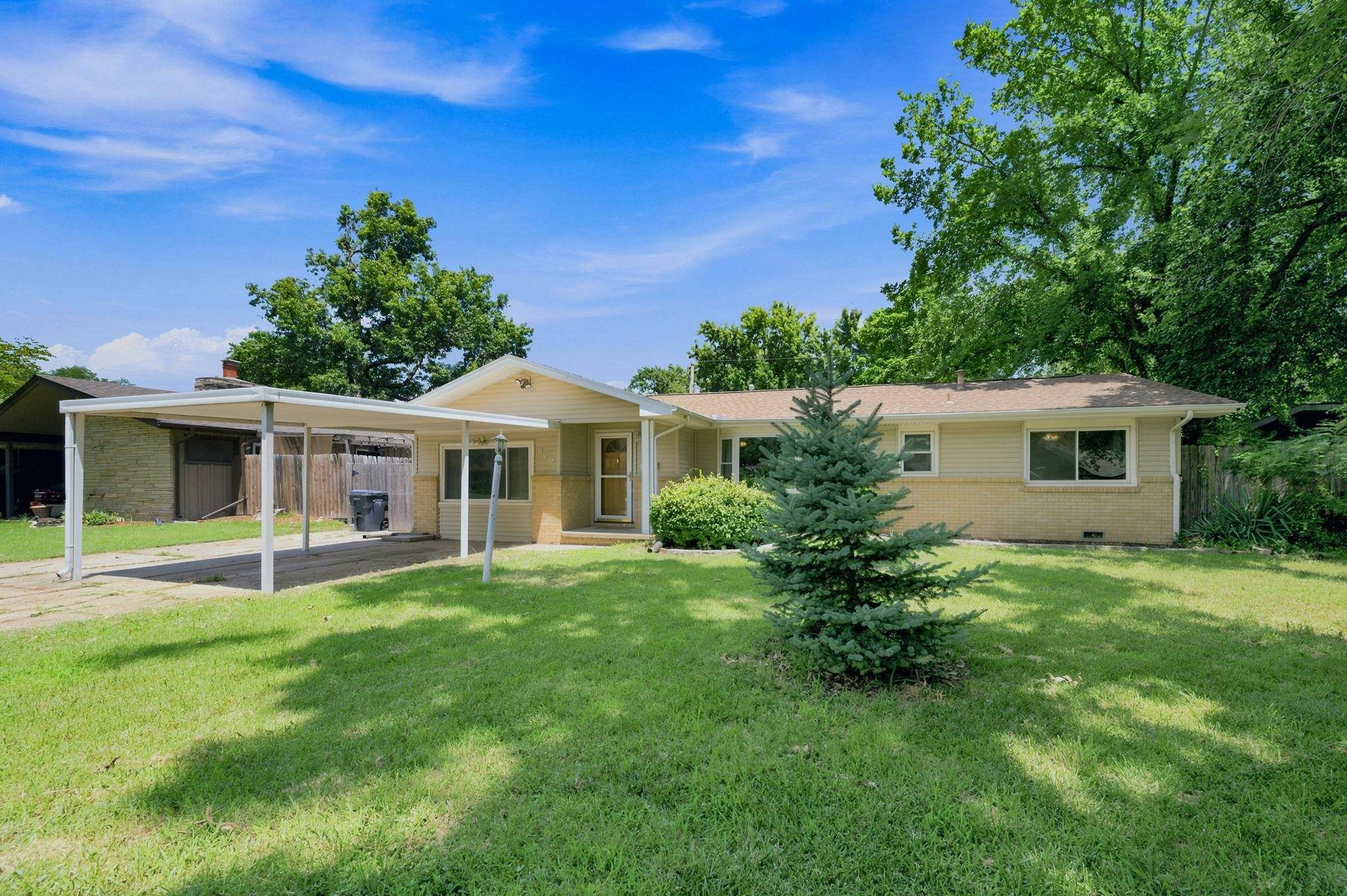 910 N Country Acres Ave, Wichita, KS 67212