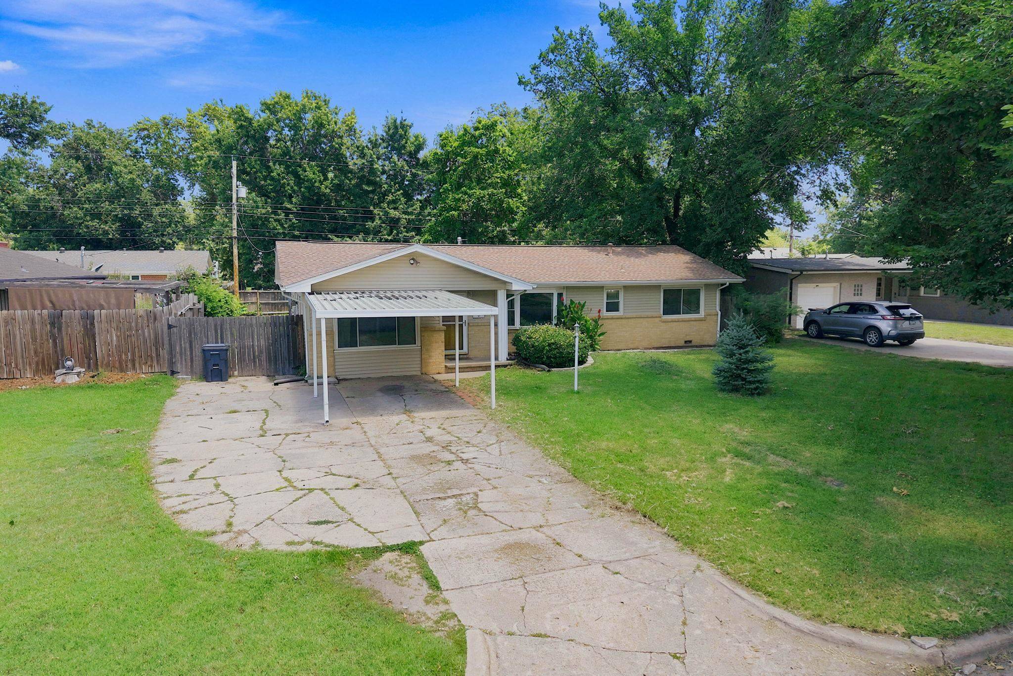 910 N Country Acres Ave, Wichita, KS 67212