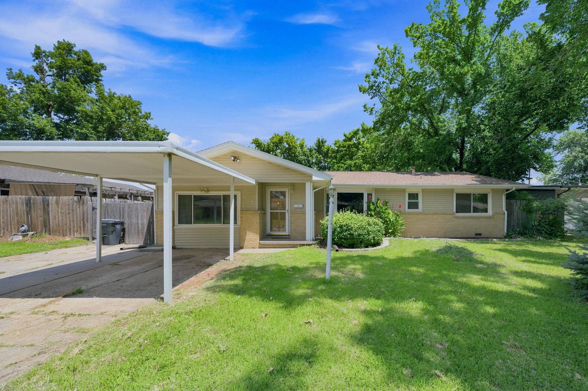 910 N Country Acres Ave, Wichita, KS 67212