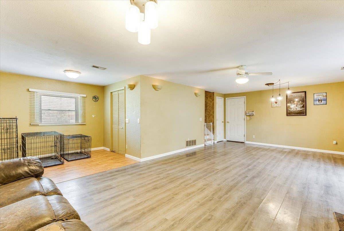 326 N Jane St, Haysville, KS 67060-1341