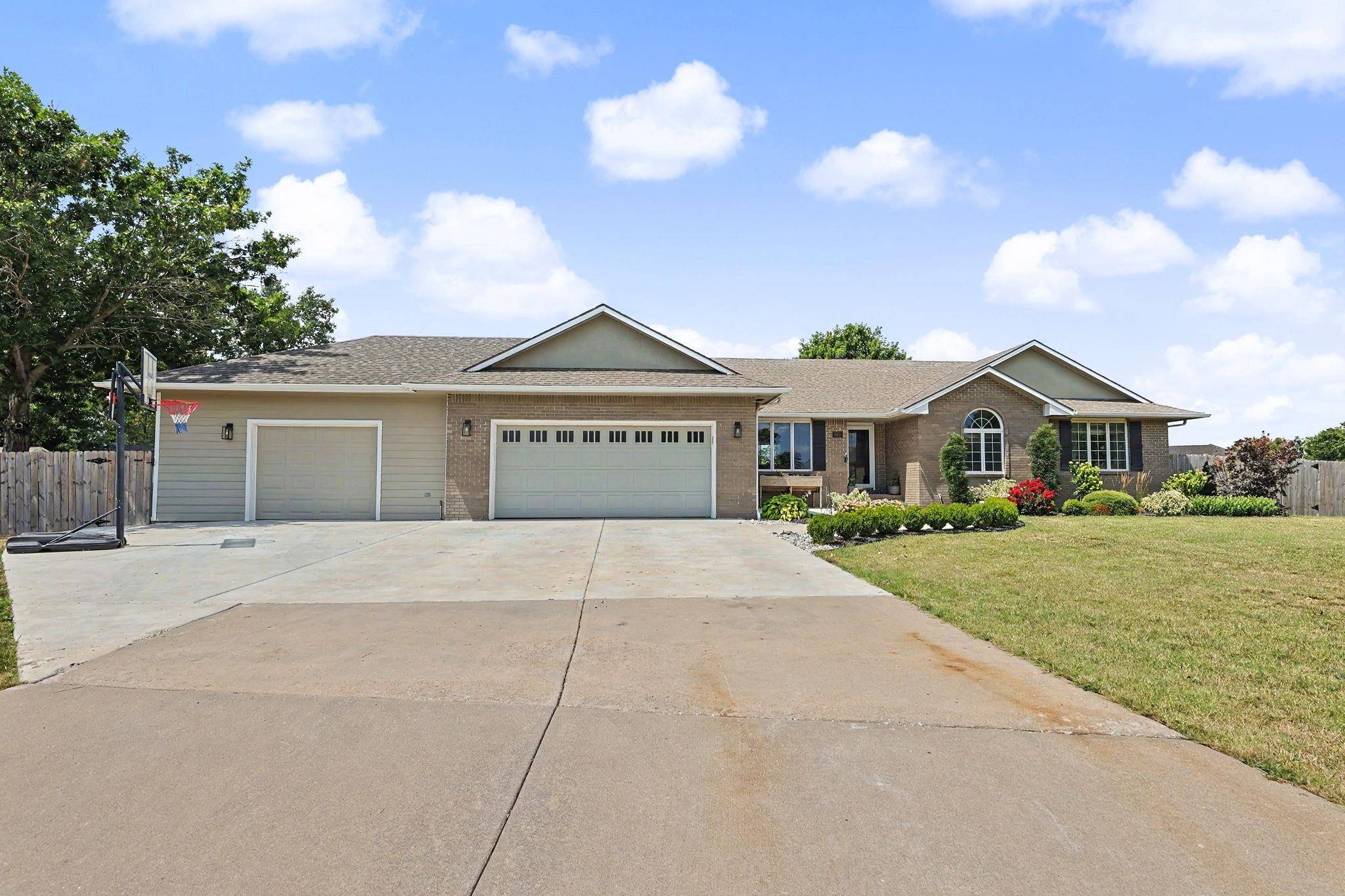 525 Stone Creek Dr, Newton, KS 67114