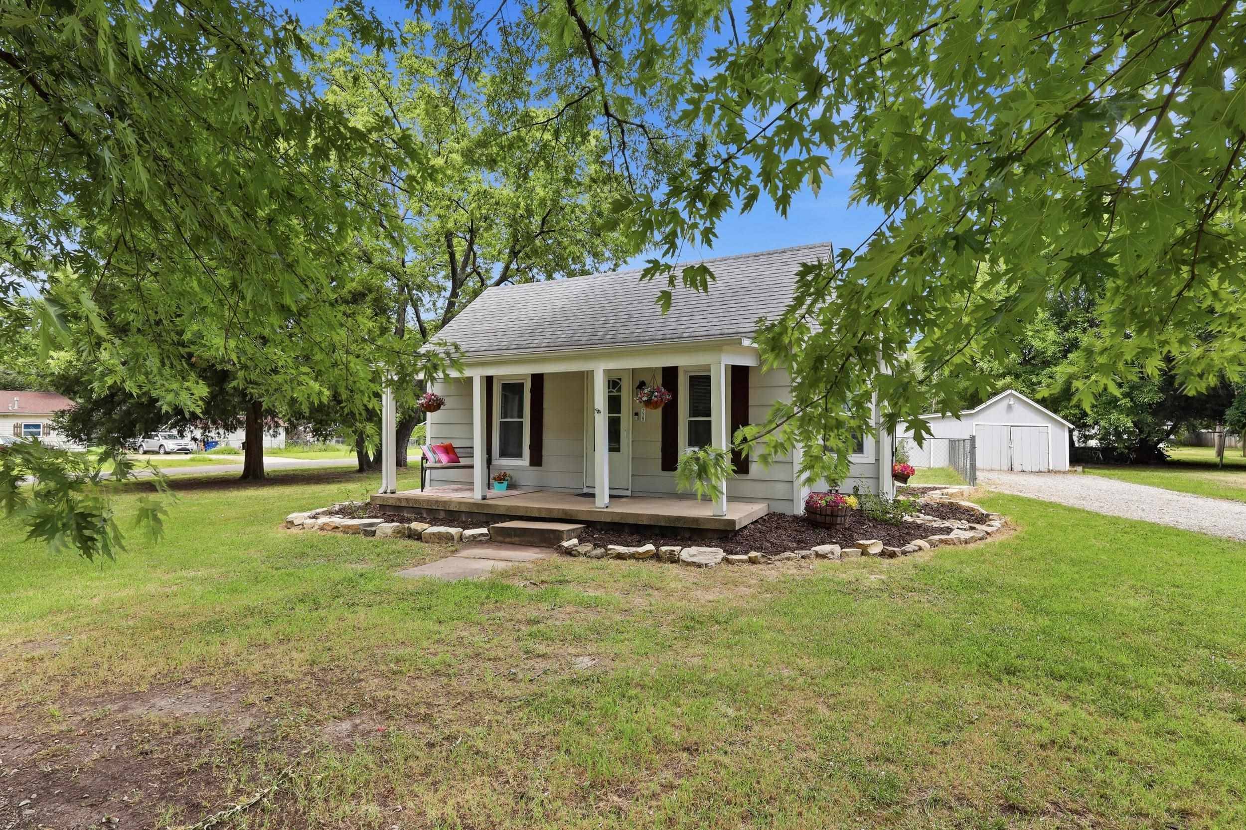 228 N Willow St, Douglass, KS 67039