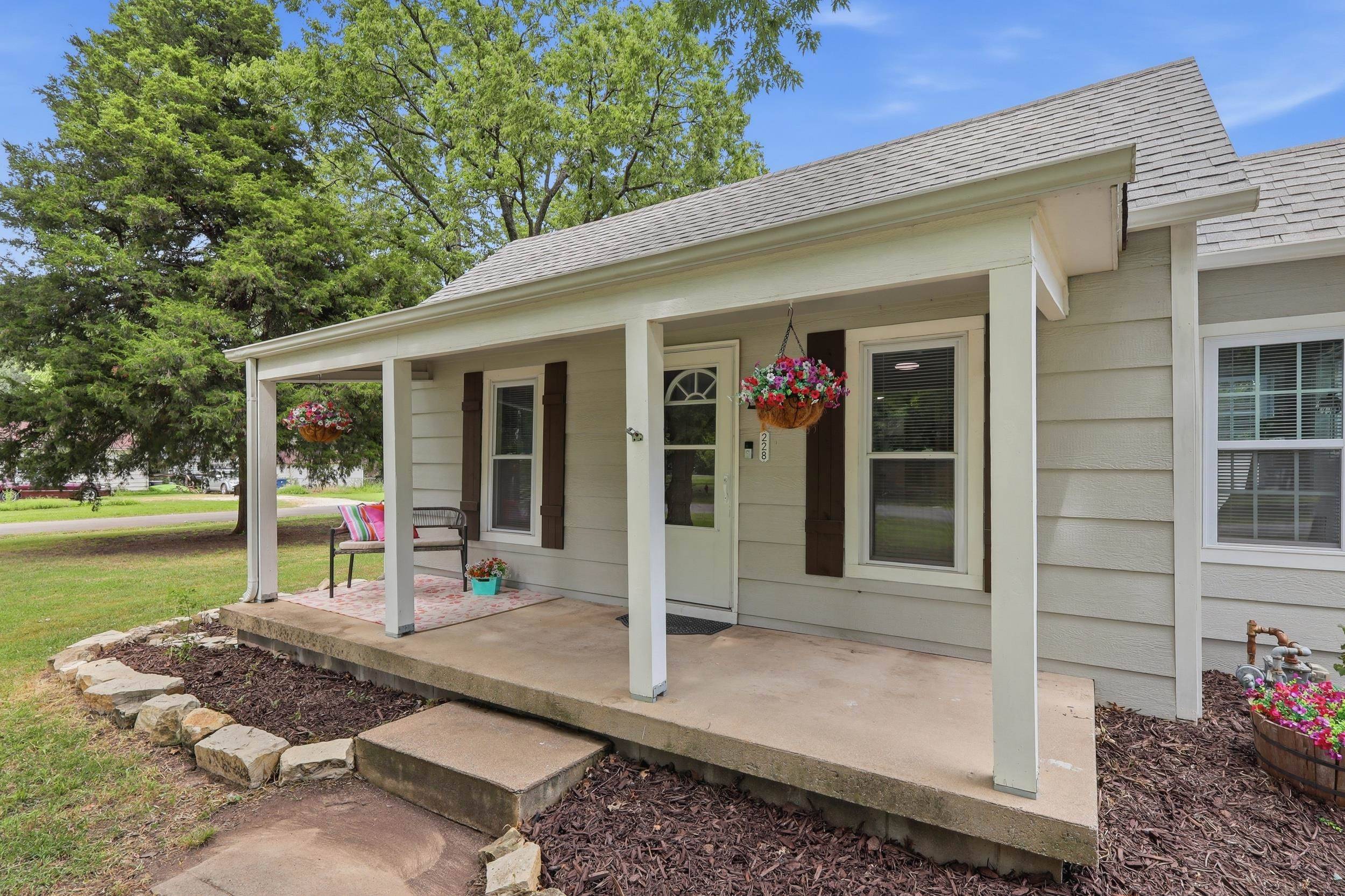 228 N Willow St, Douglass, KS 67039