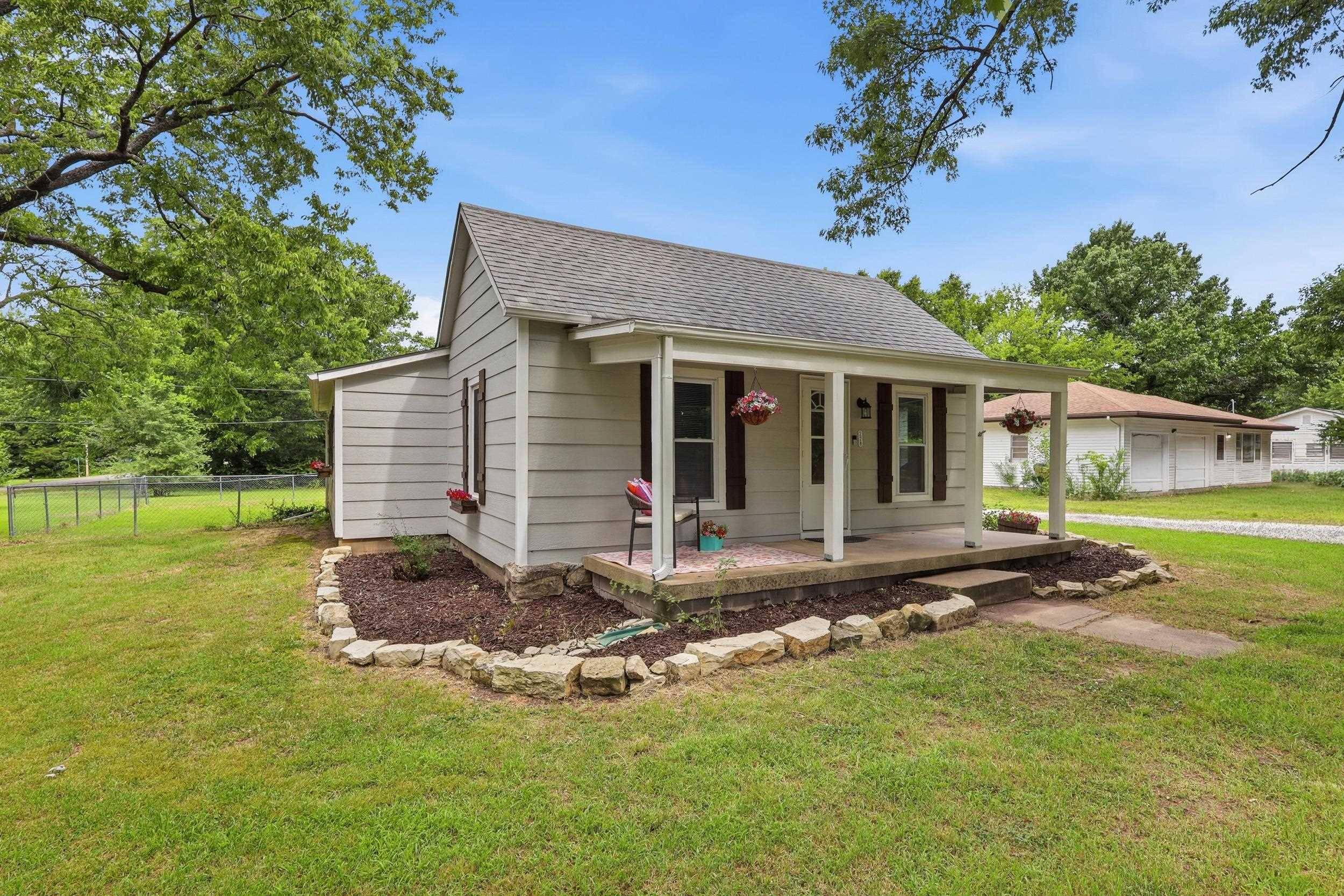 228 N Willow St, Douglass, KS 67039