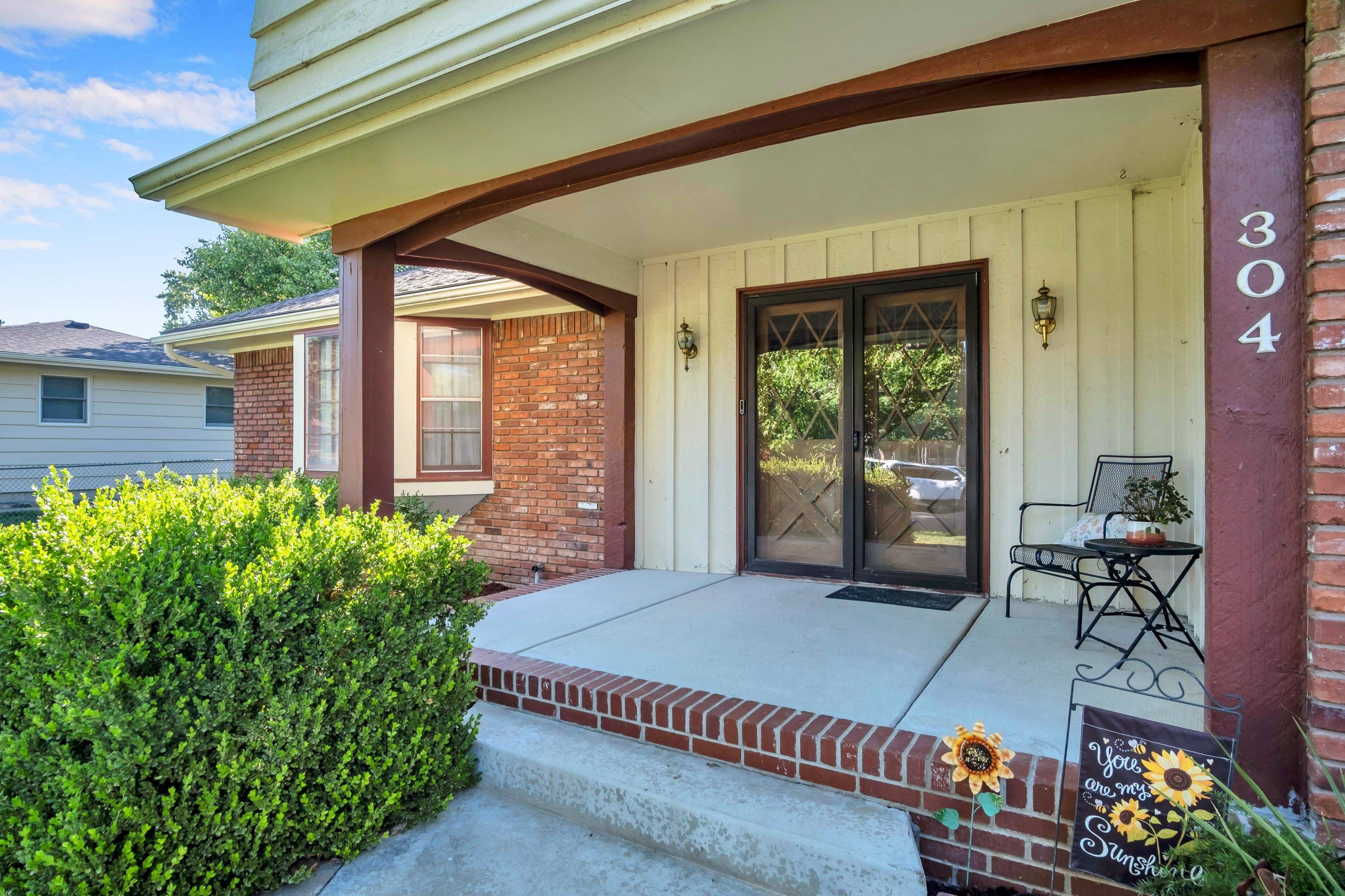 304 Rolling Hills Dr, Newton, KS 67114