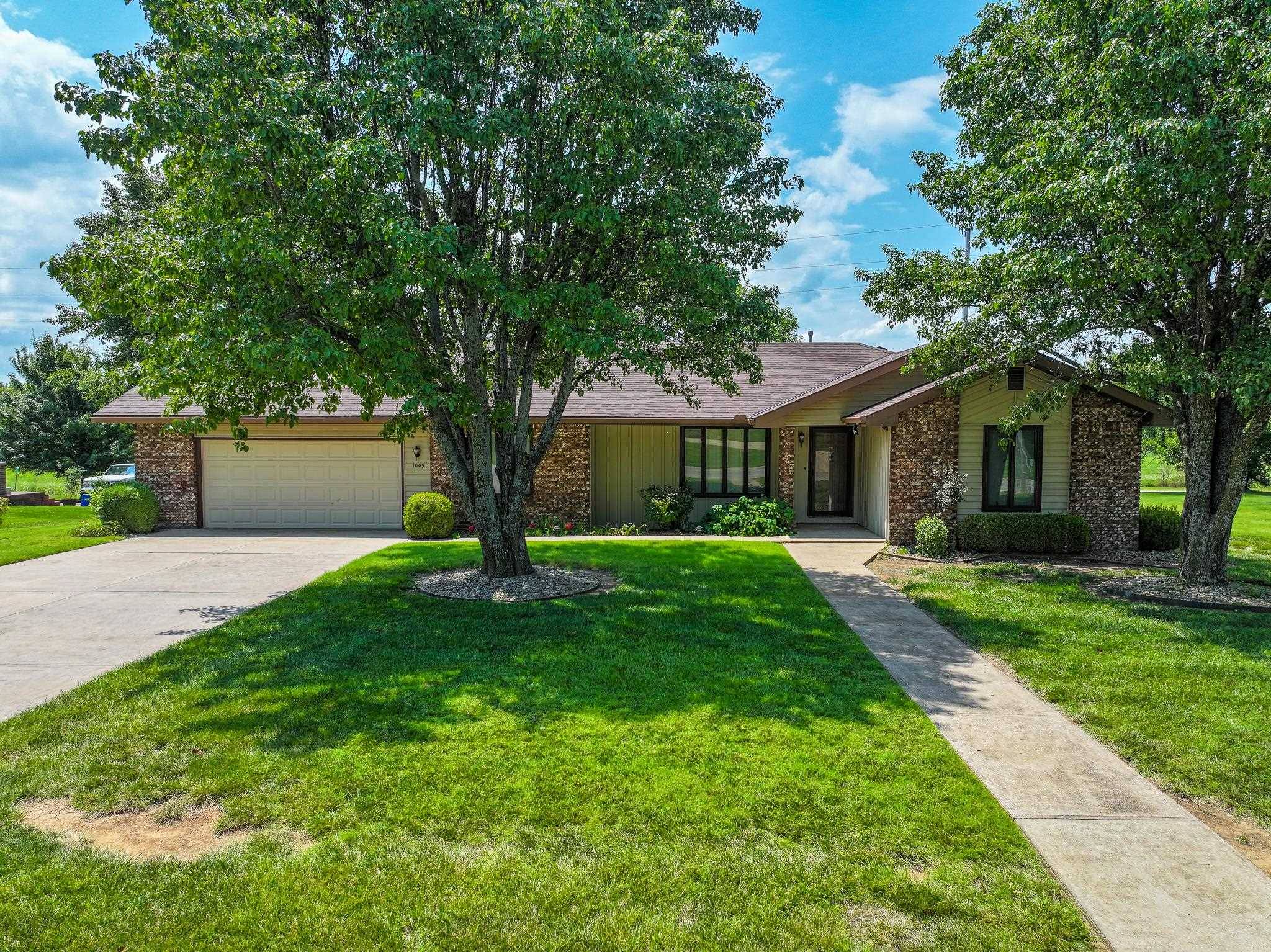 1009 Country Club Dr, Eureka, KS 67045