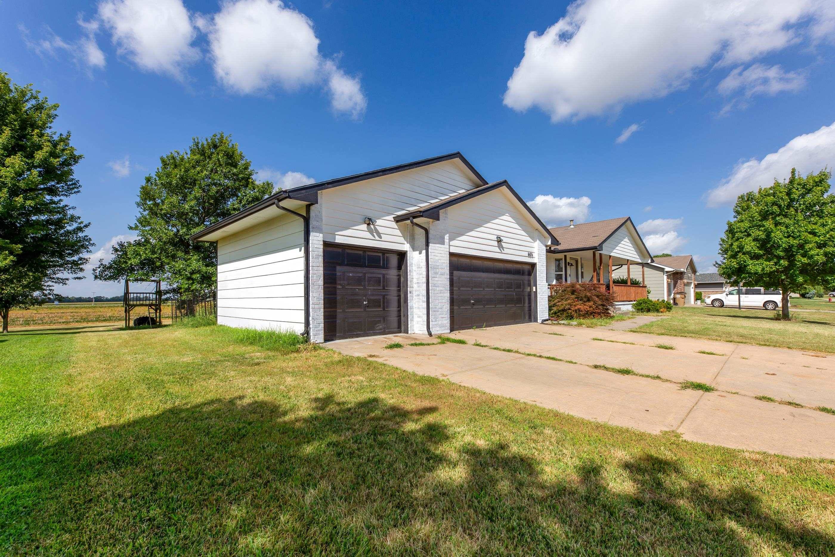 605 Clover Ln., Hesston, KS 67062
