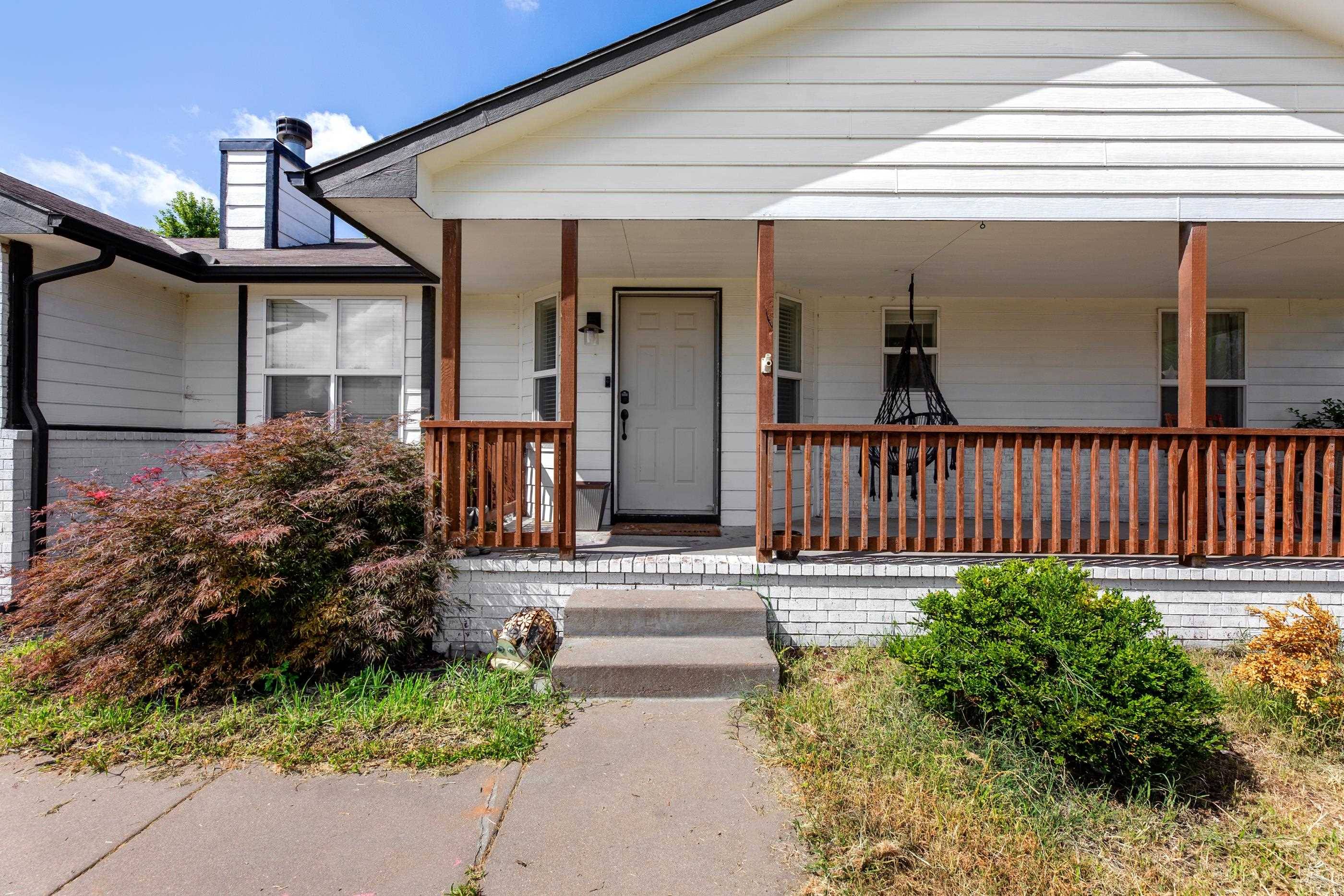 605 Clover Ln., Hesston, KS 67062