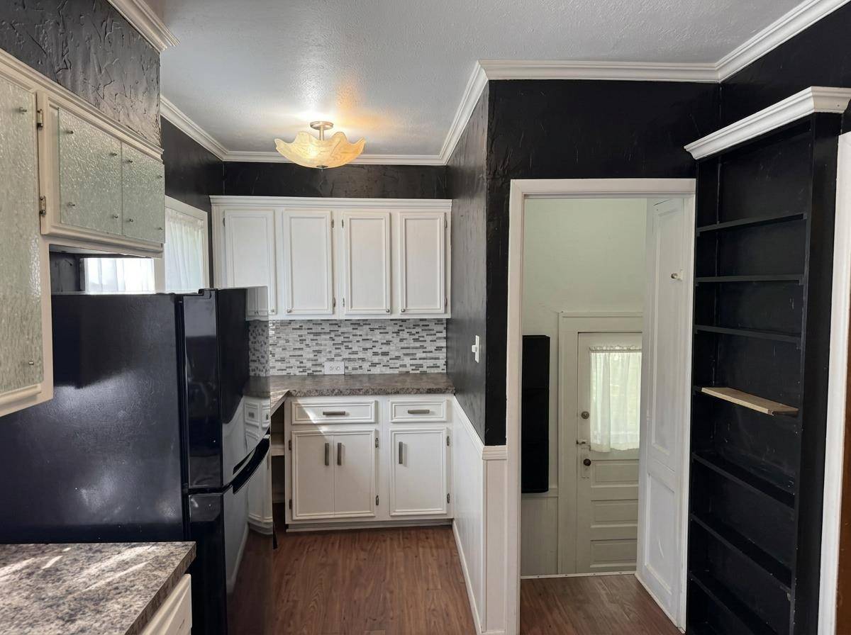 633 S Poplar, Wichita, KS 67211
