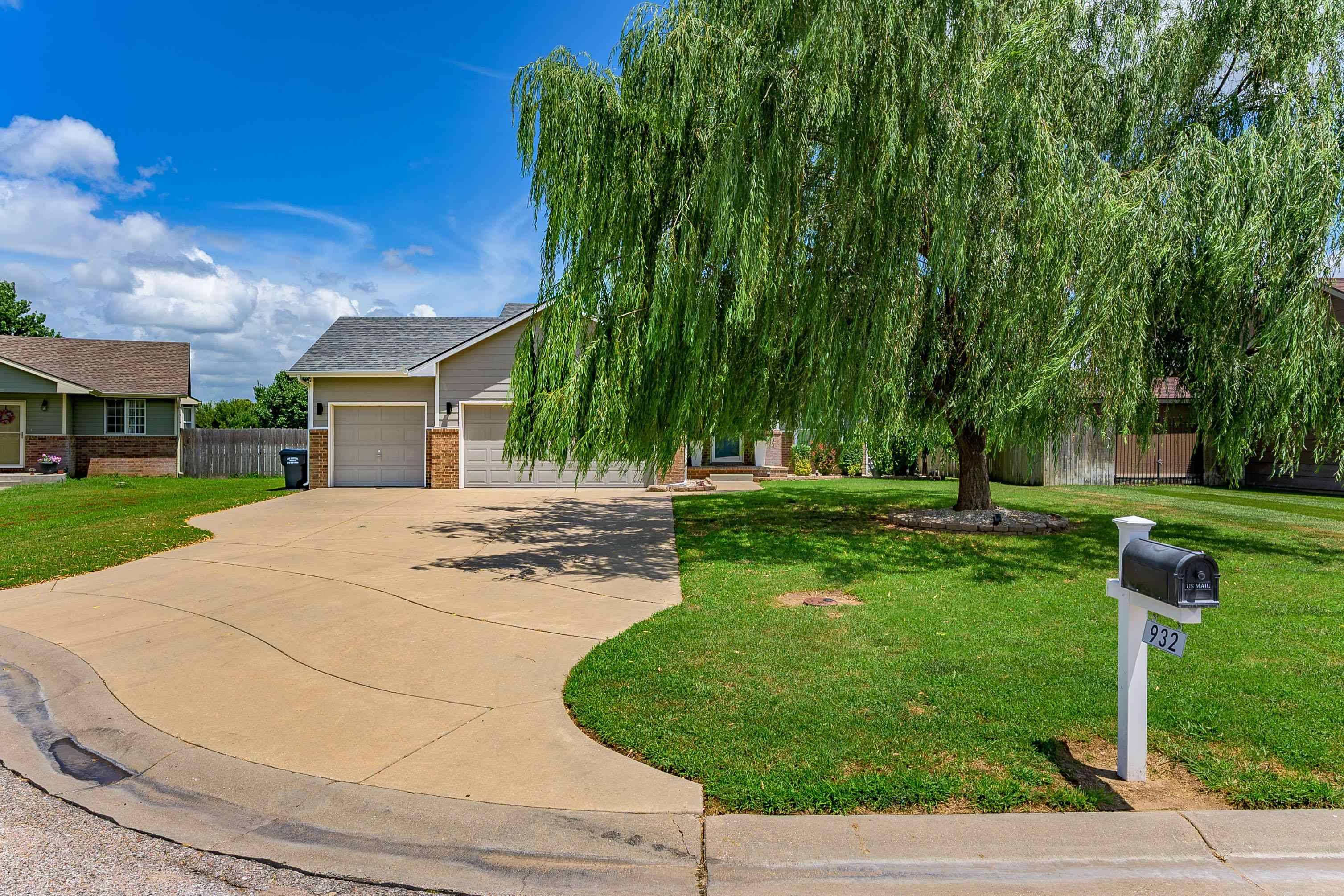 932 E Peach Ct, Haysville, KS 67060