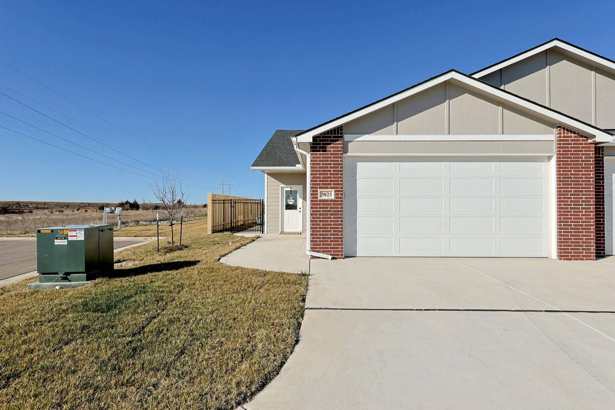 3827 S Bluelake Ct, Wichita, KS 67215