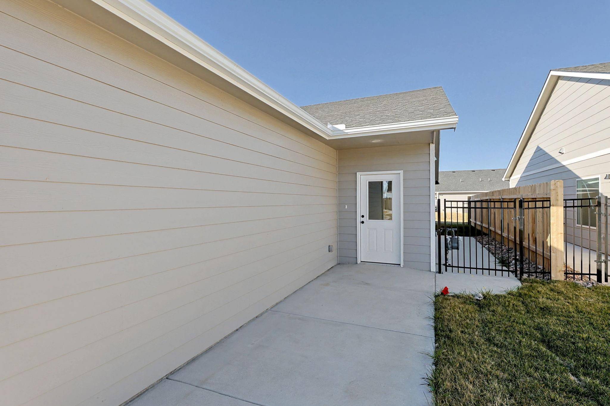 3835 S Bluelake Ct, Wichita, KS 67215
