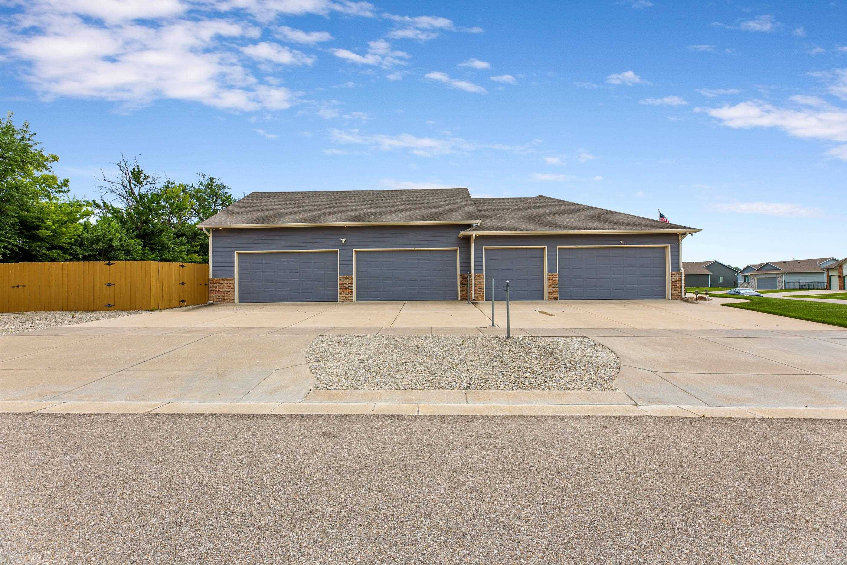 2102 S Cranbrook St, Wichita, KS 67207