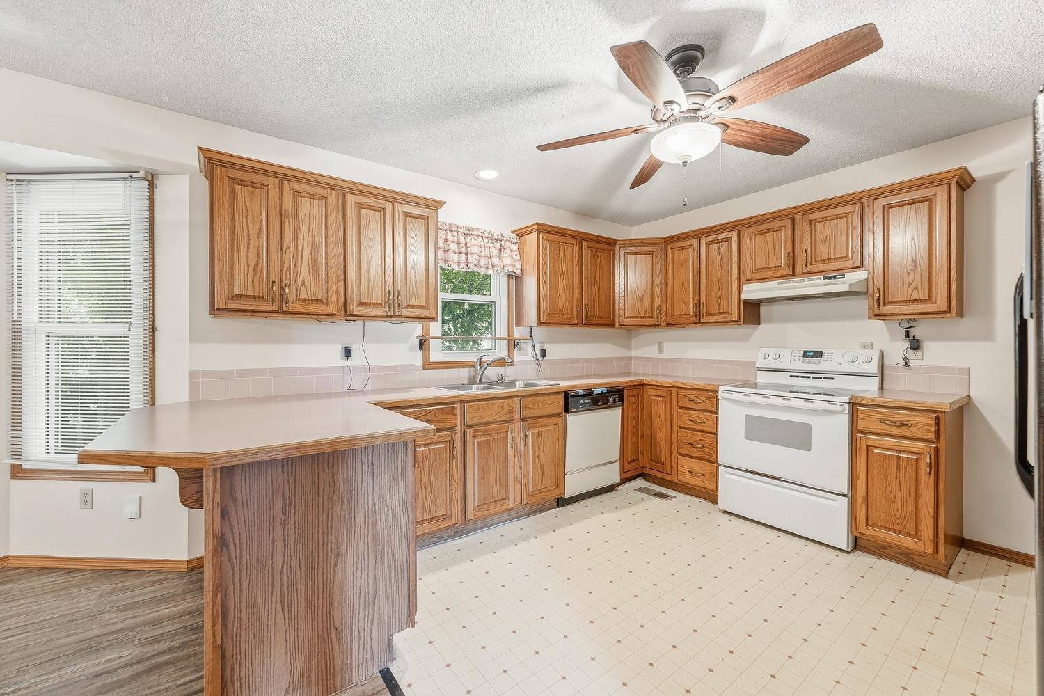 4479 N Edgemoor Ct, Bel Aire, KS 67220