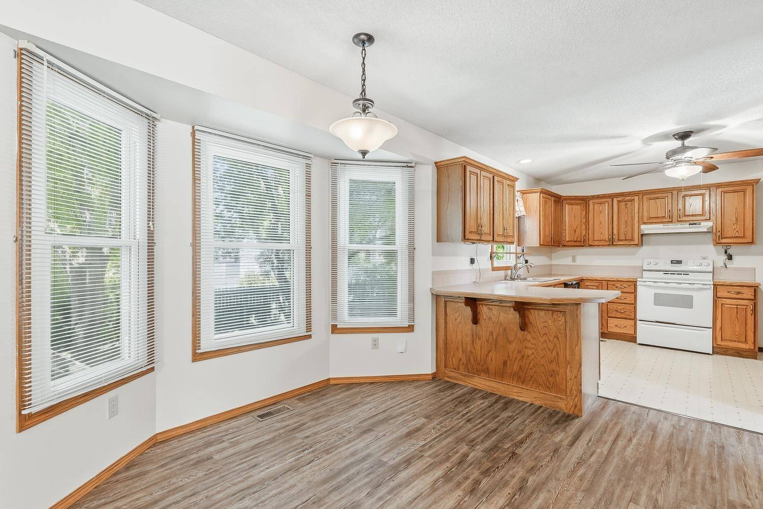 4479 N Edgemoor Ct, Bel Aire, KS 67220