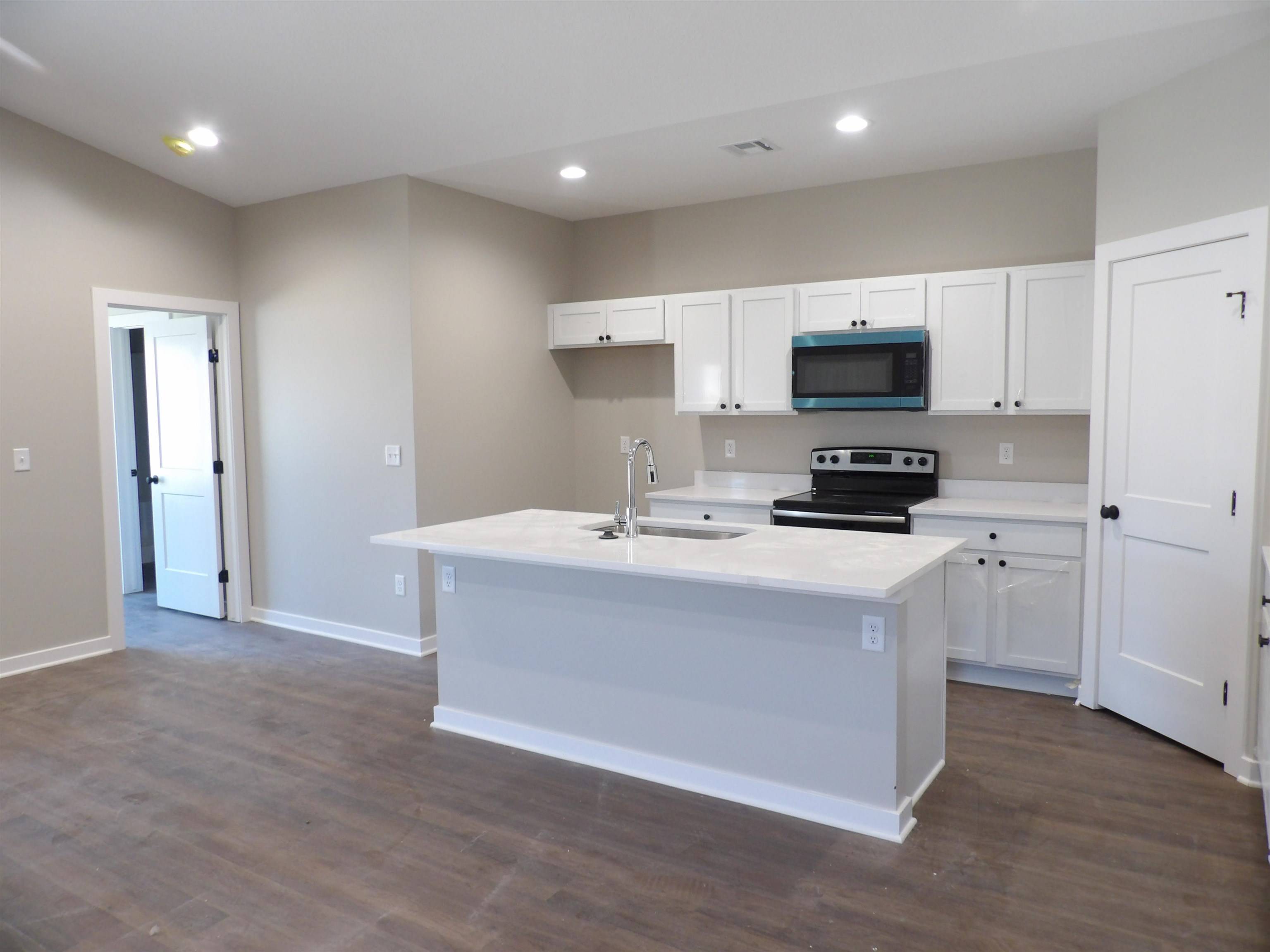 909-911 S Fox Ridge St, Newton, KS 67114