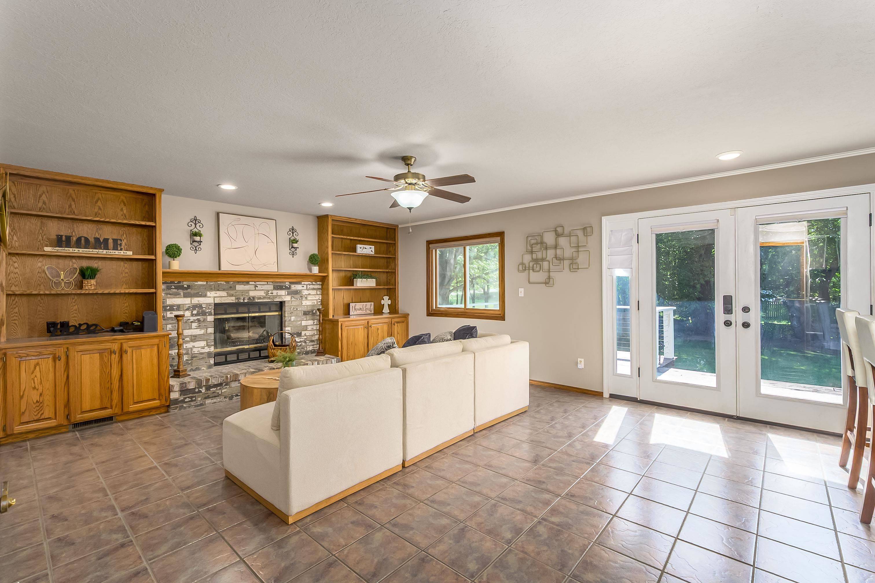 925 S Honeybrook Ln, Derby, KS 67037-3621