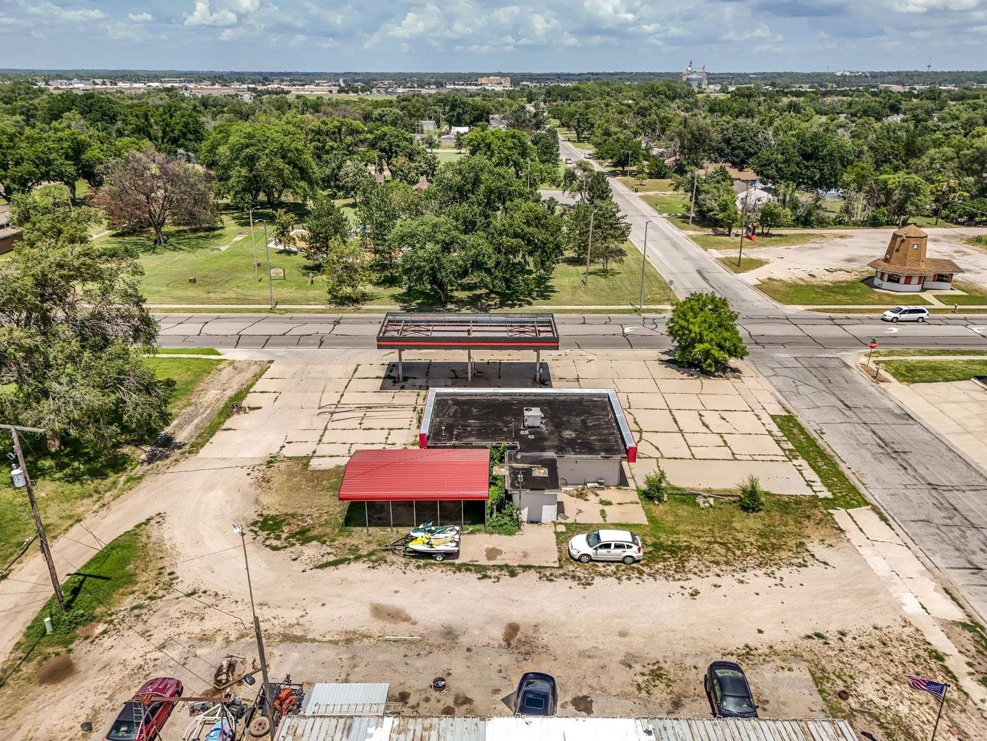 2021 E 4th St., Hutchinson, KS 67501