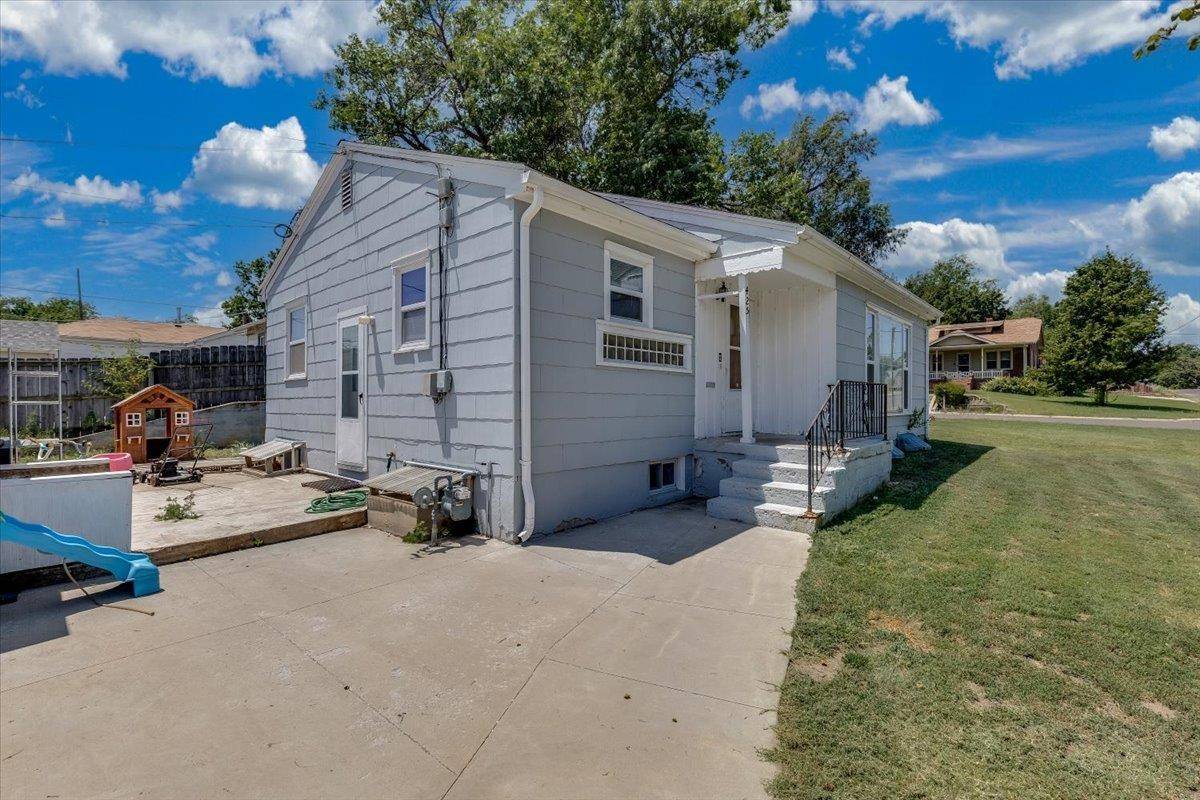 425 W 6th St, Pratt, KS 67124
