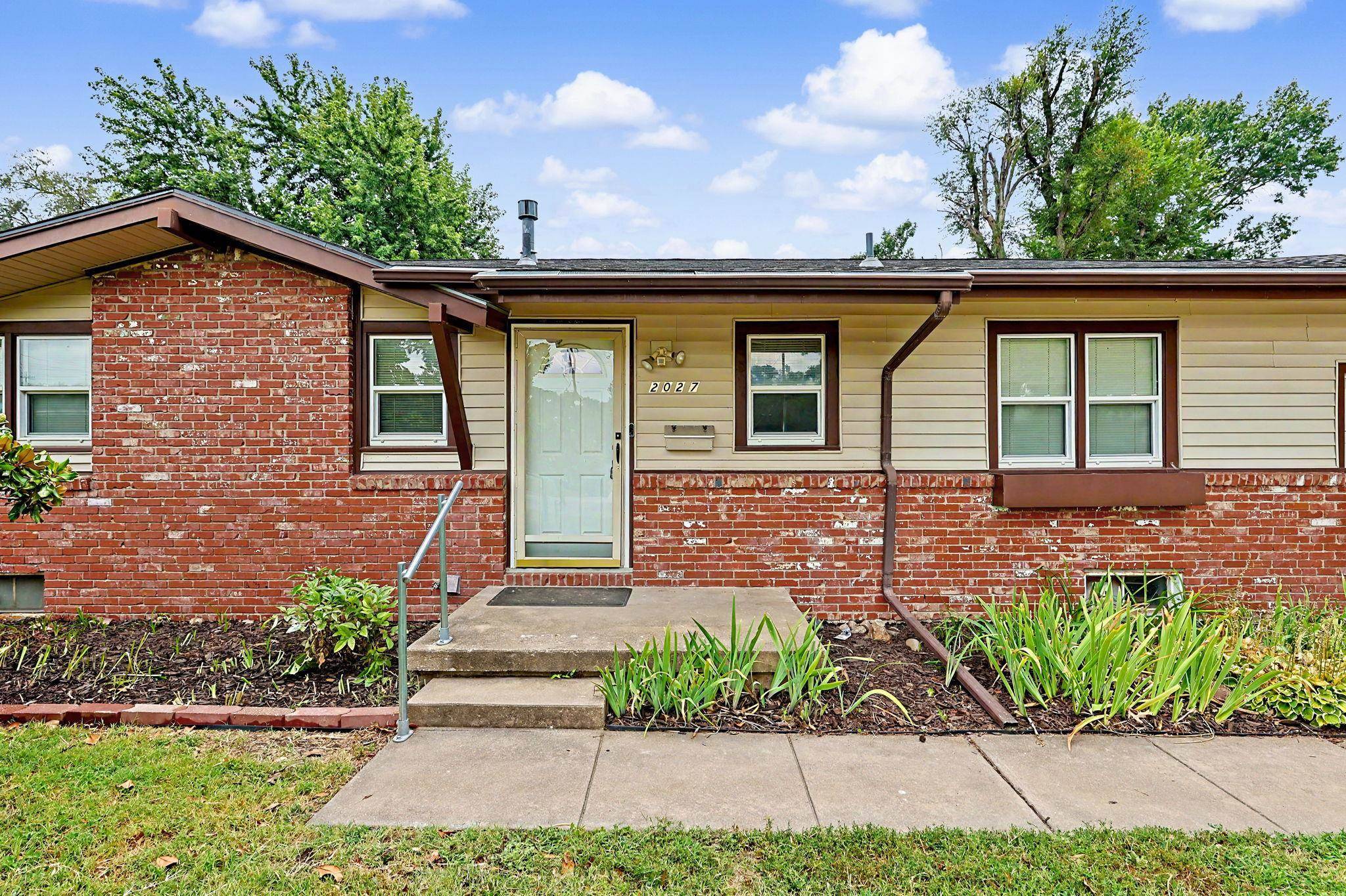 2027 W Manhattan Dr, Wichita, KS 67204