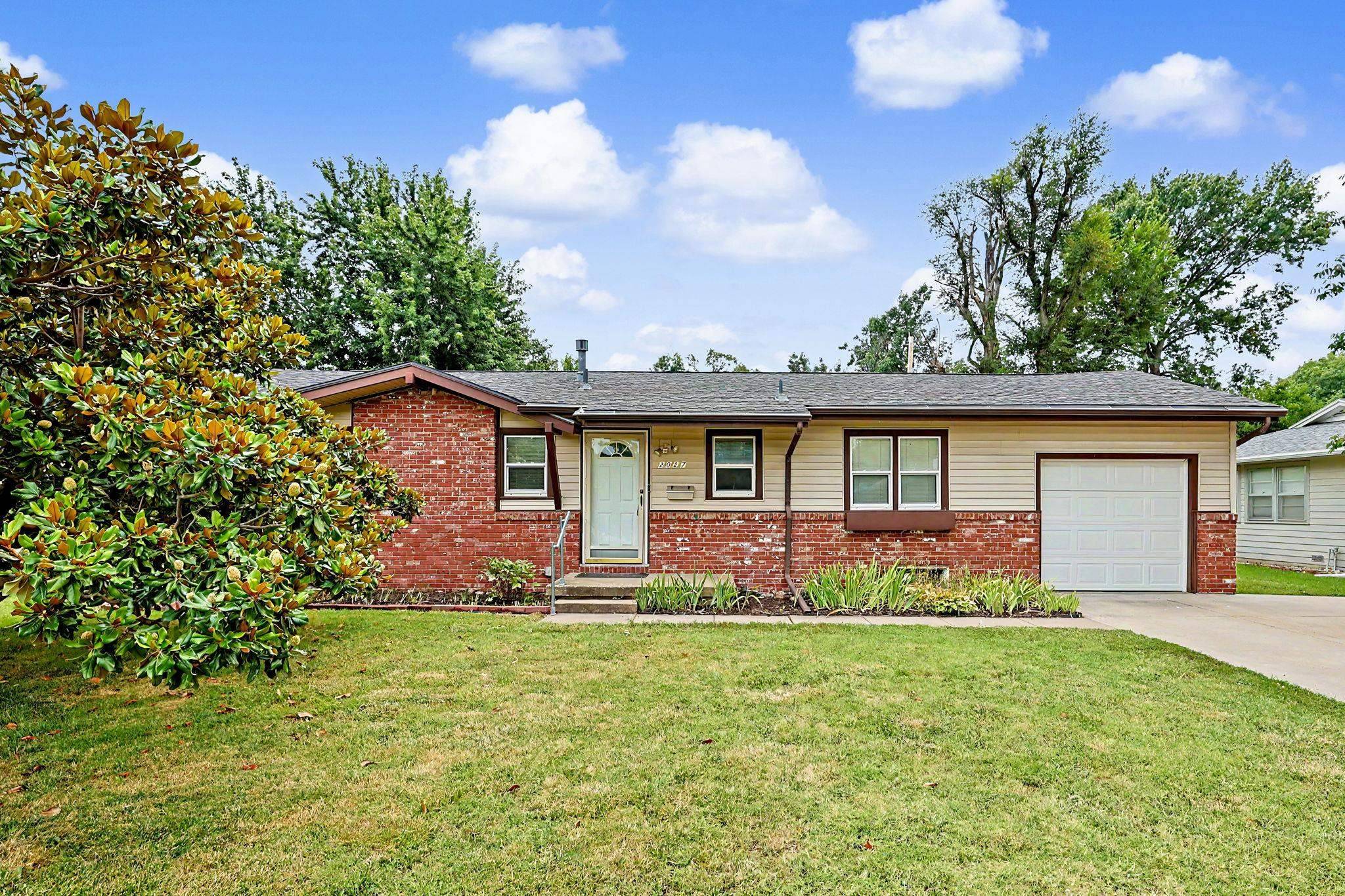 2027 W Manhattan Dr, Wichita, KS 67204