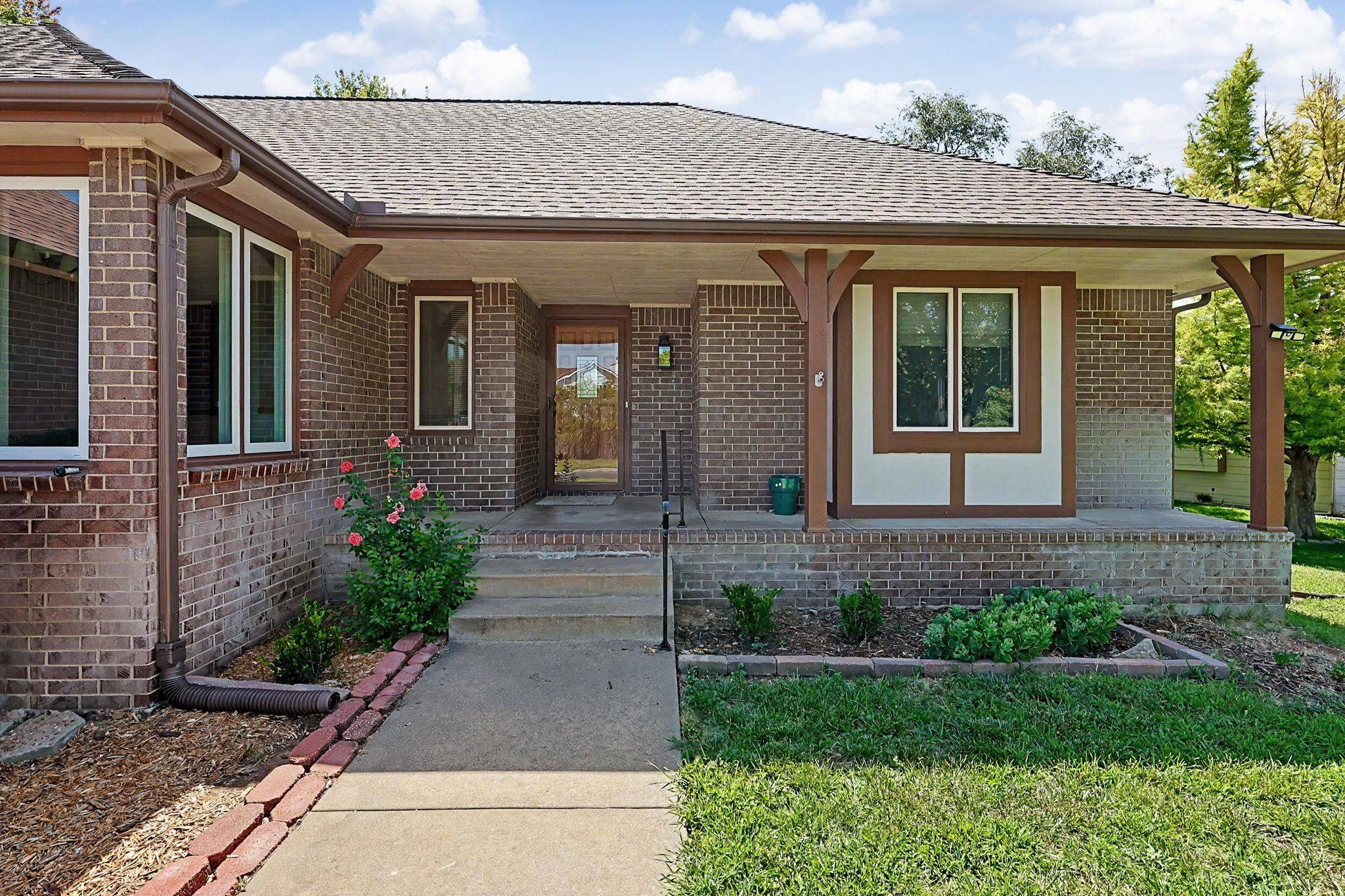254 N Lakeside Dr, Andover, KS 67002
