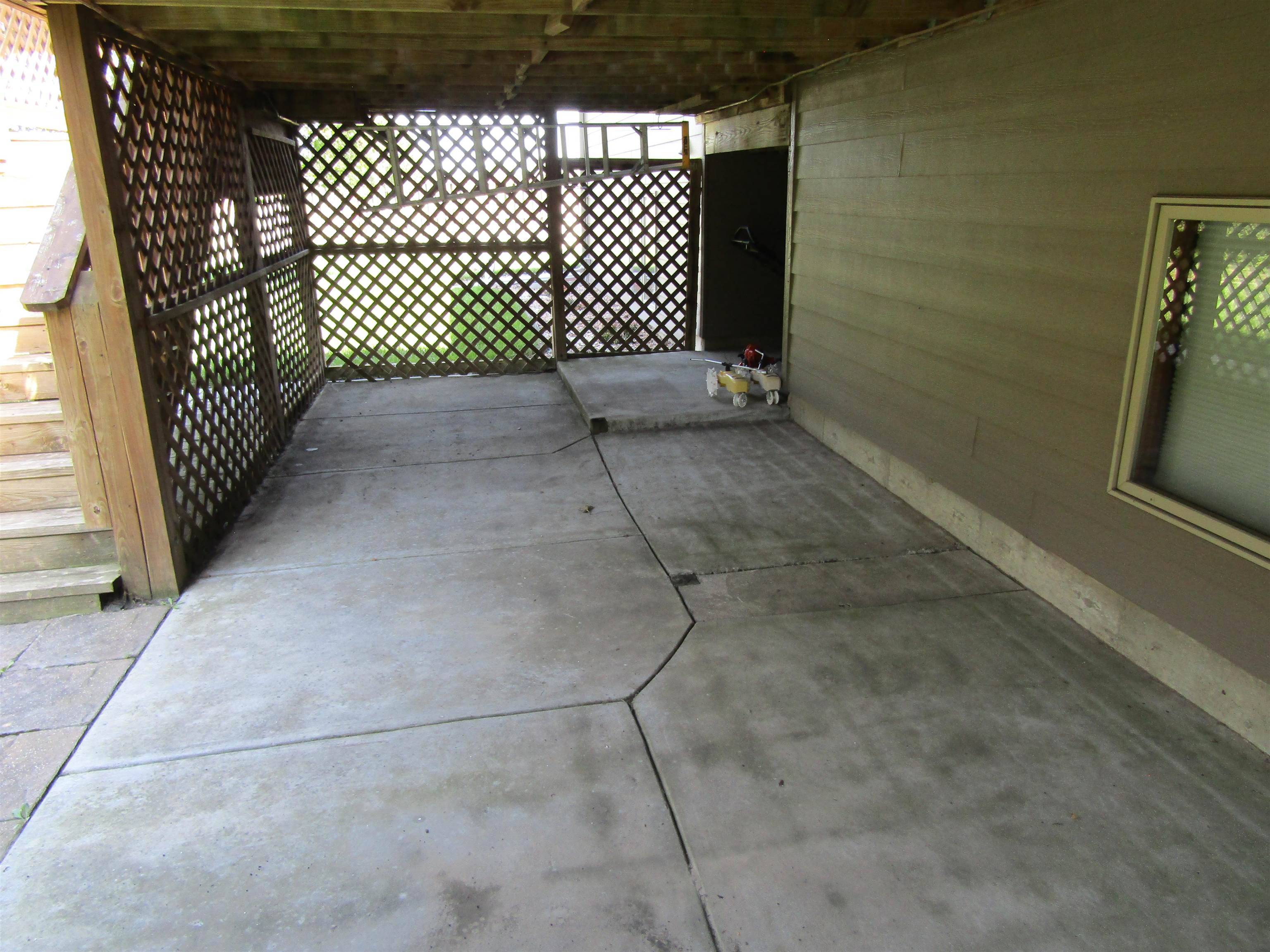 941 Twin Oaks Dr., Salina, KS 67401