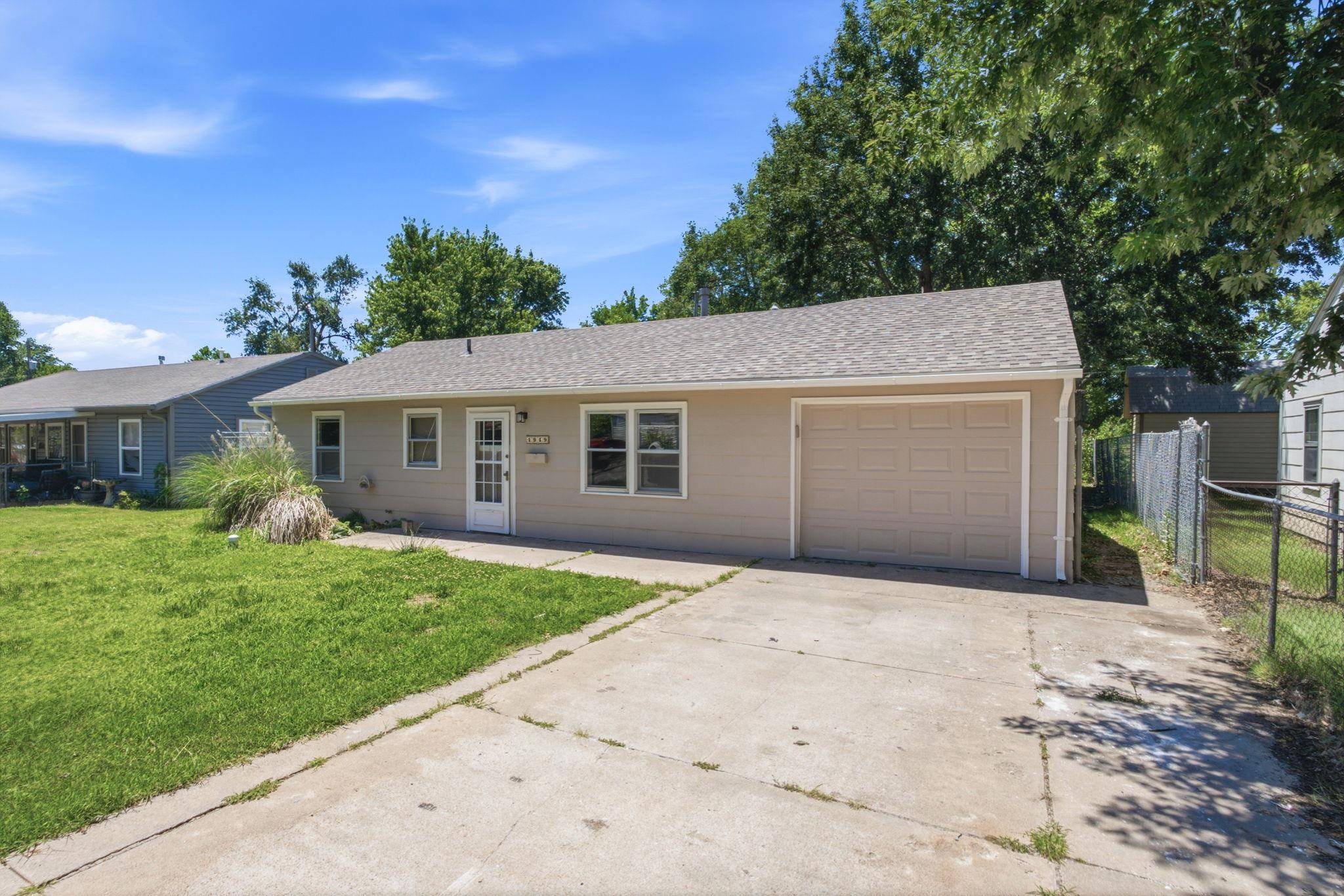 4949 S Cedardale Ave, Wichita, KS 67216