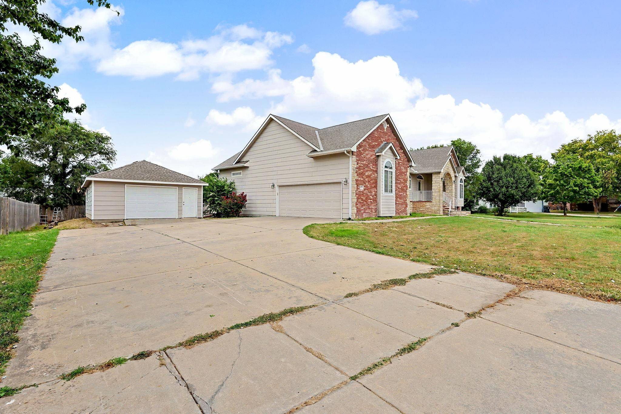 922 E Karla Ct, Haysville, KS 67060
