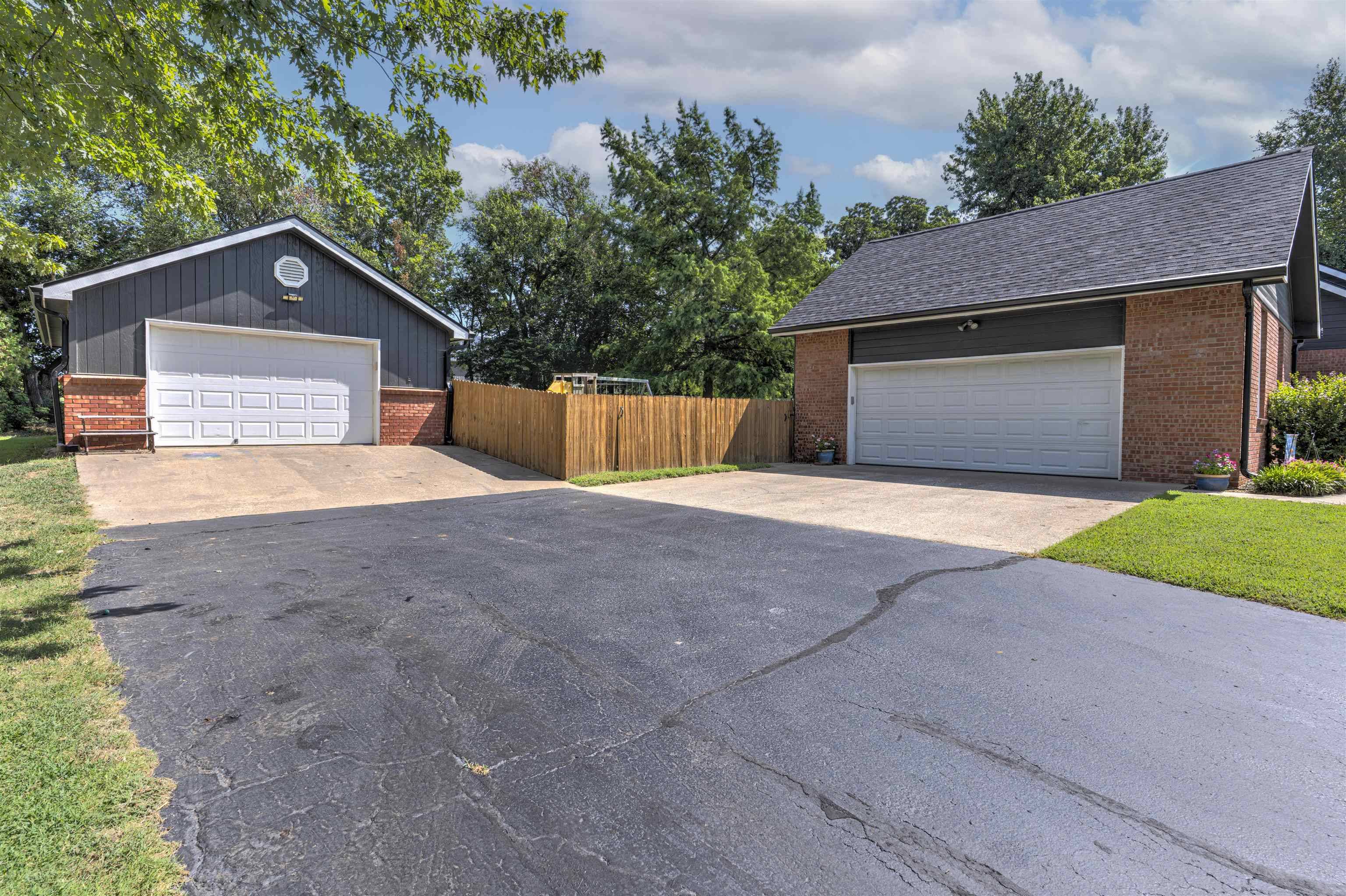 2104 Cedarcrest Ct, Arkansas City, KS 67005