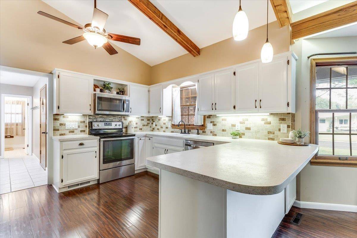 917 W 4th St, Halstead, KS 67056