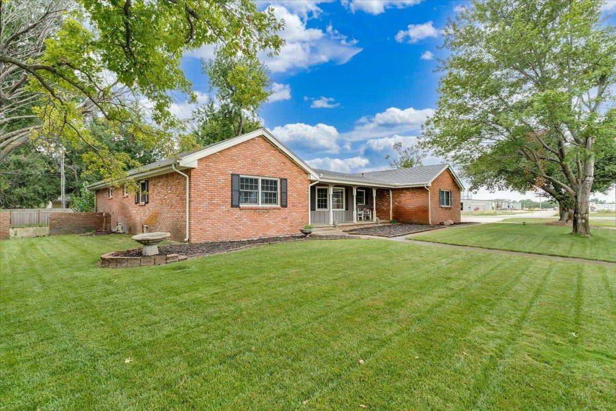 917 W 4th St, Halstead, KS 67056