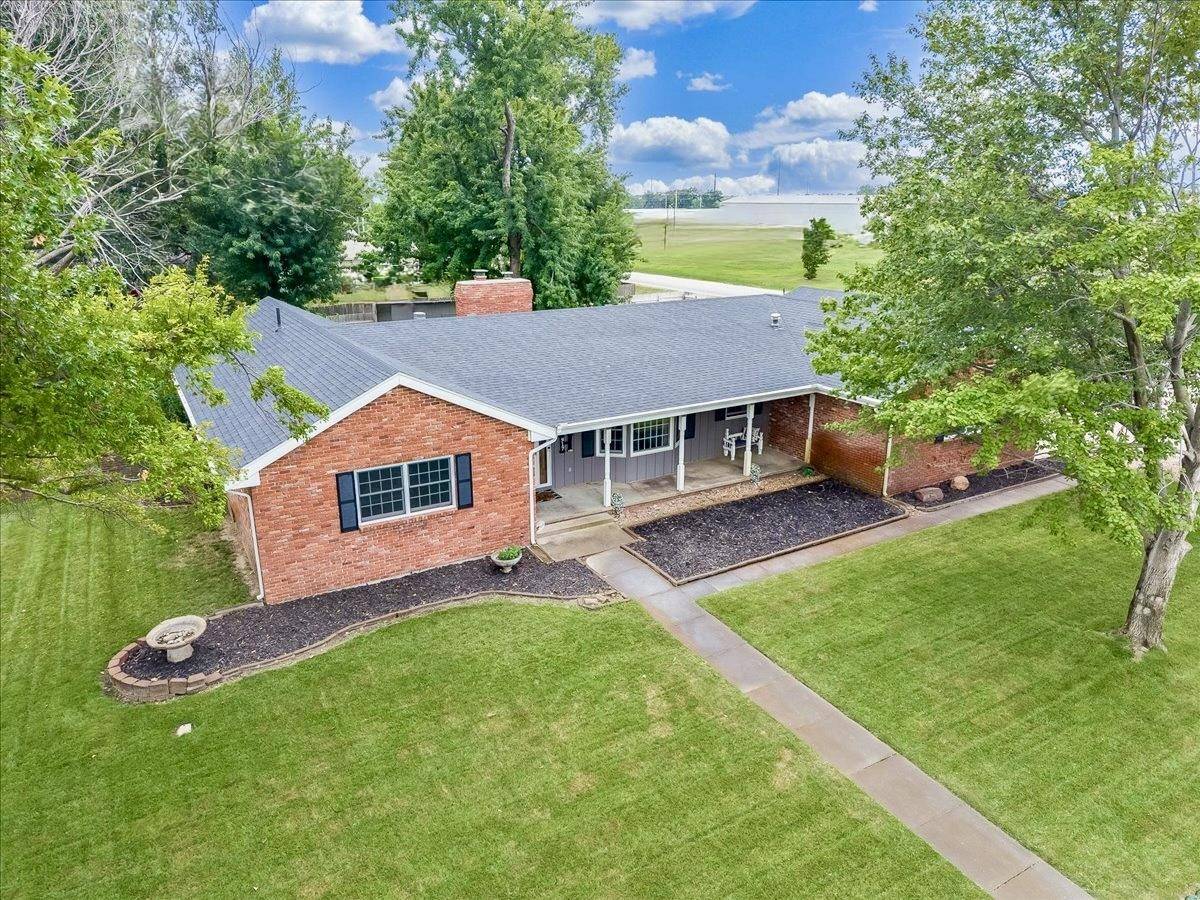 917 W 4th St, Halstead, KS 67056