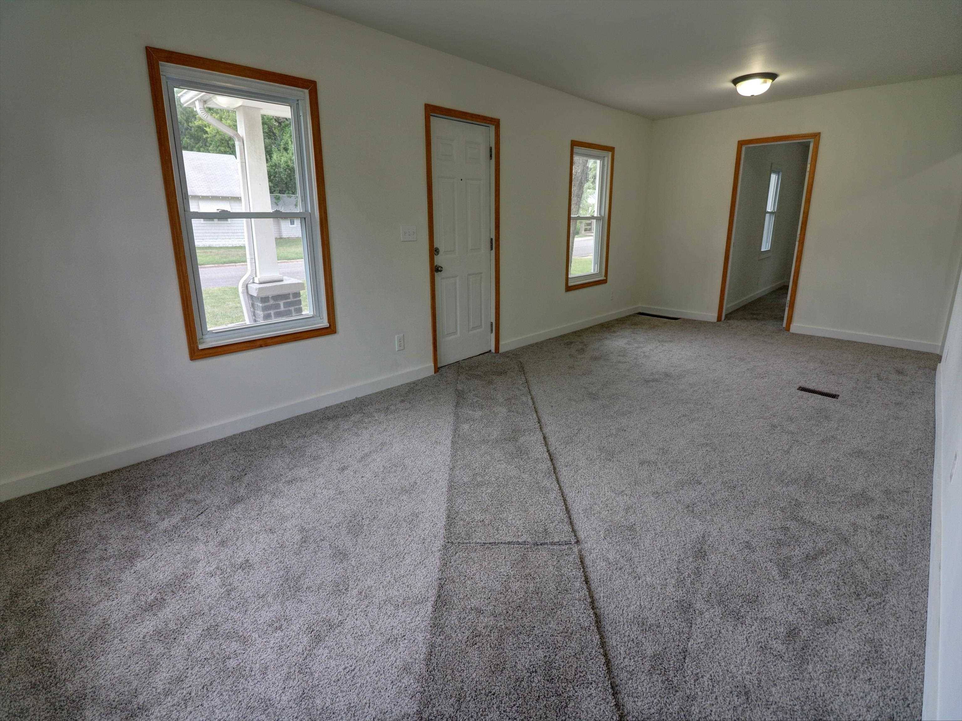 603 S Walnut St, Newton, KS 67114
