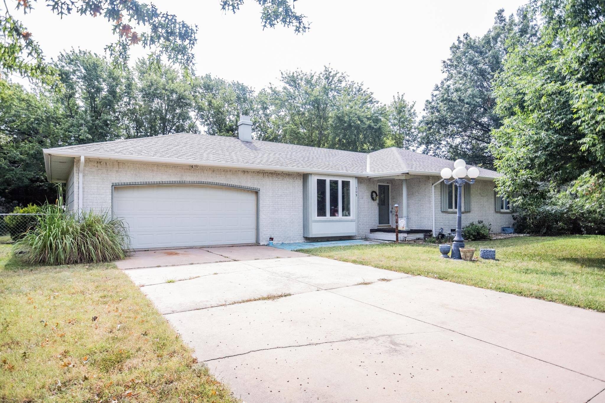 209 W Garnett Ct, Garden Plain, KS 67050