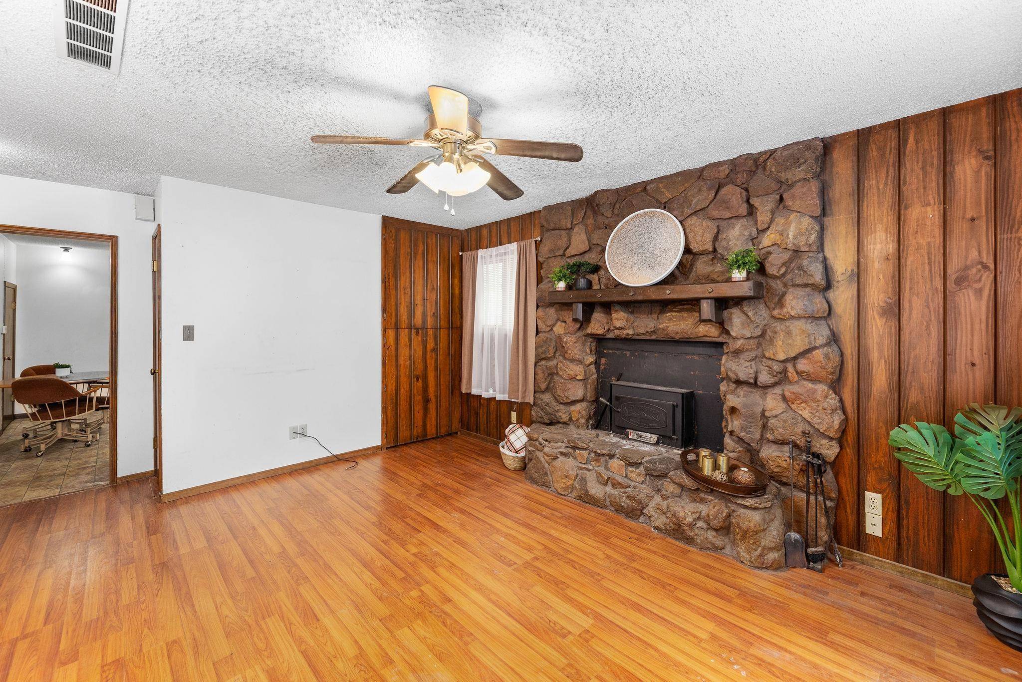 1527 E 6th, Hutchinson, KS 67501