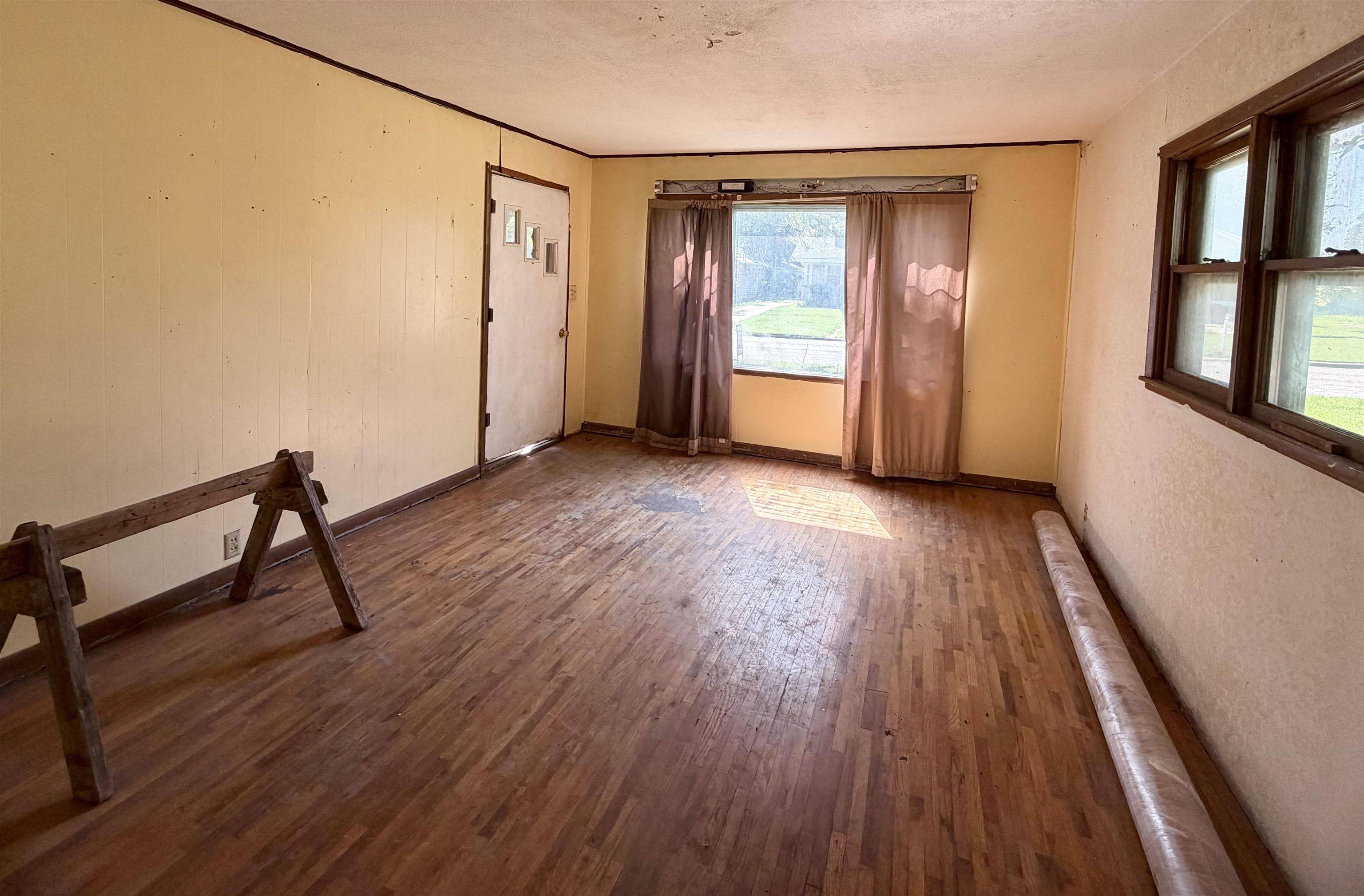 708 N School, Eureka, KS 67045