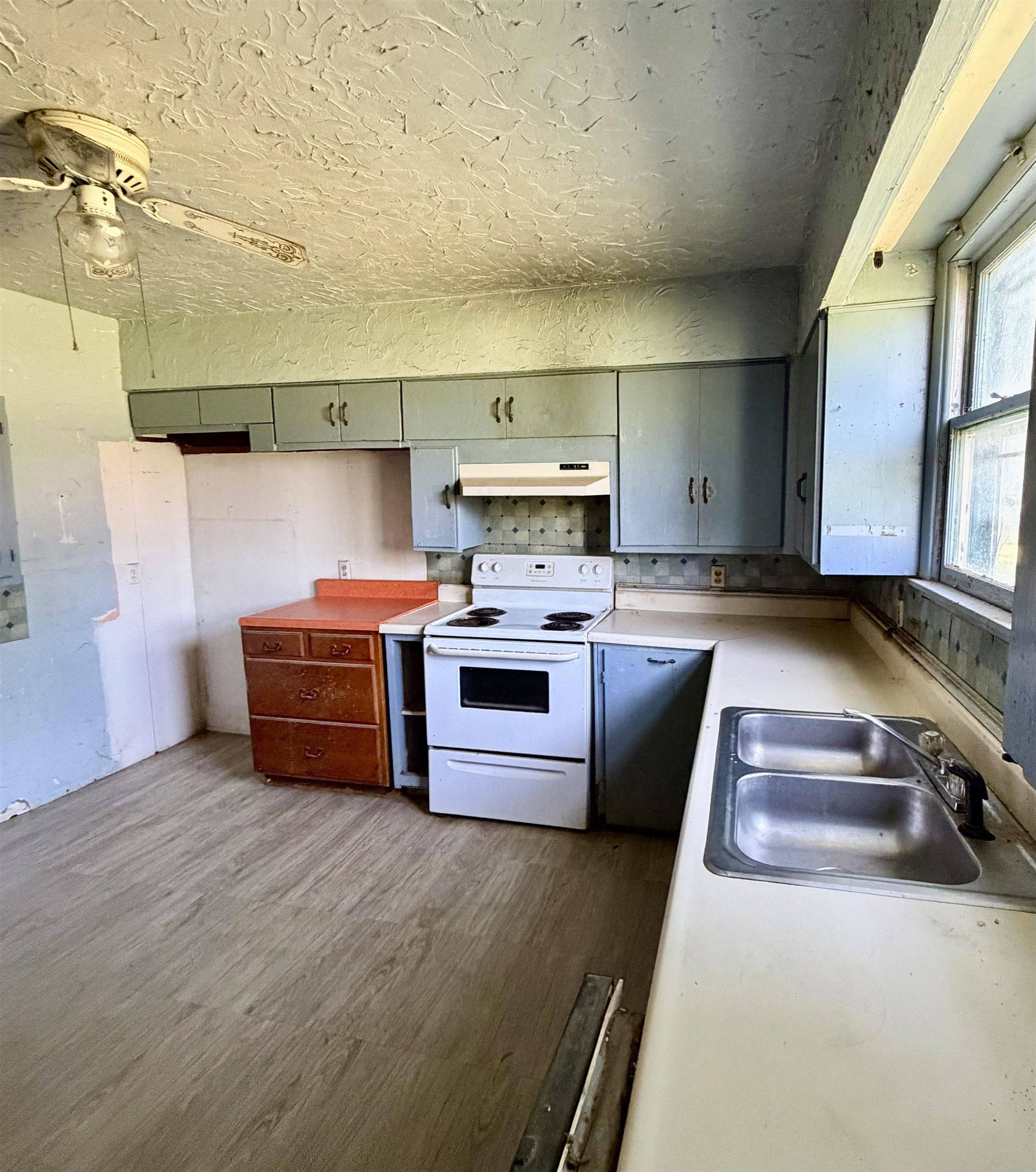 708 N School, Eureka, KS 67045