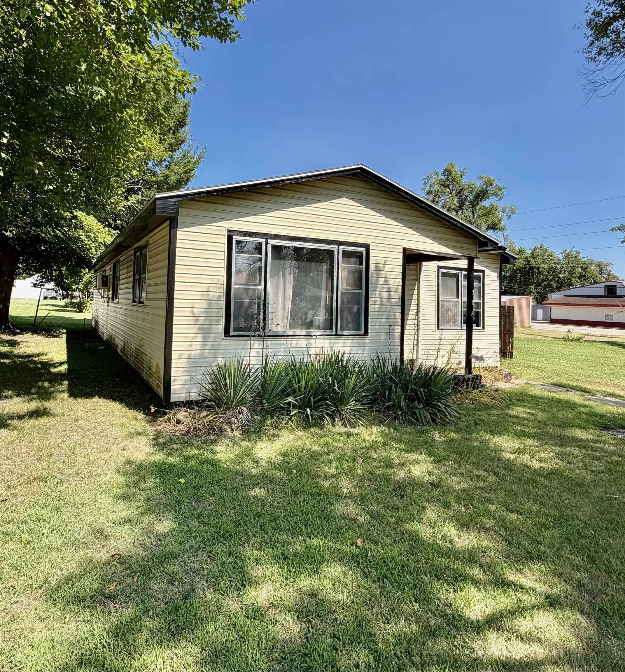 708 N School, Eureka, KS 67045