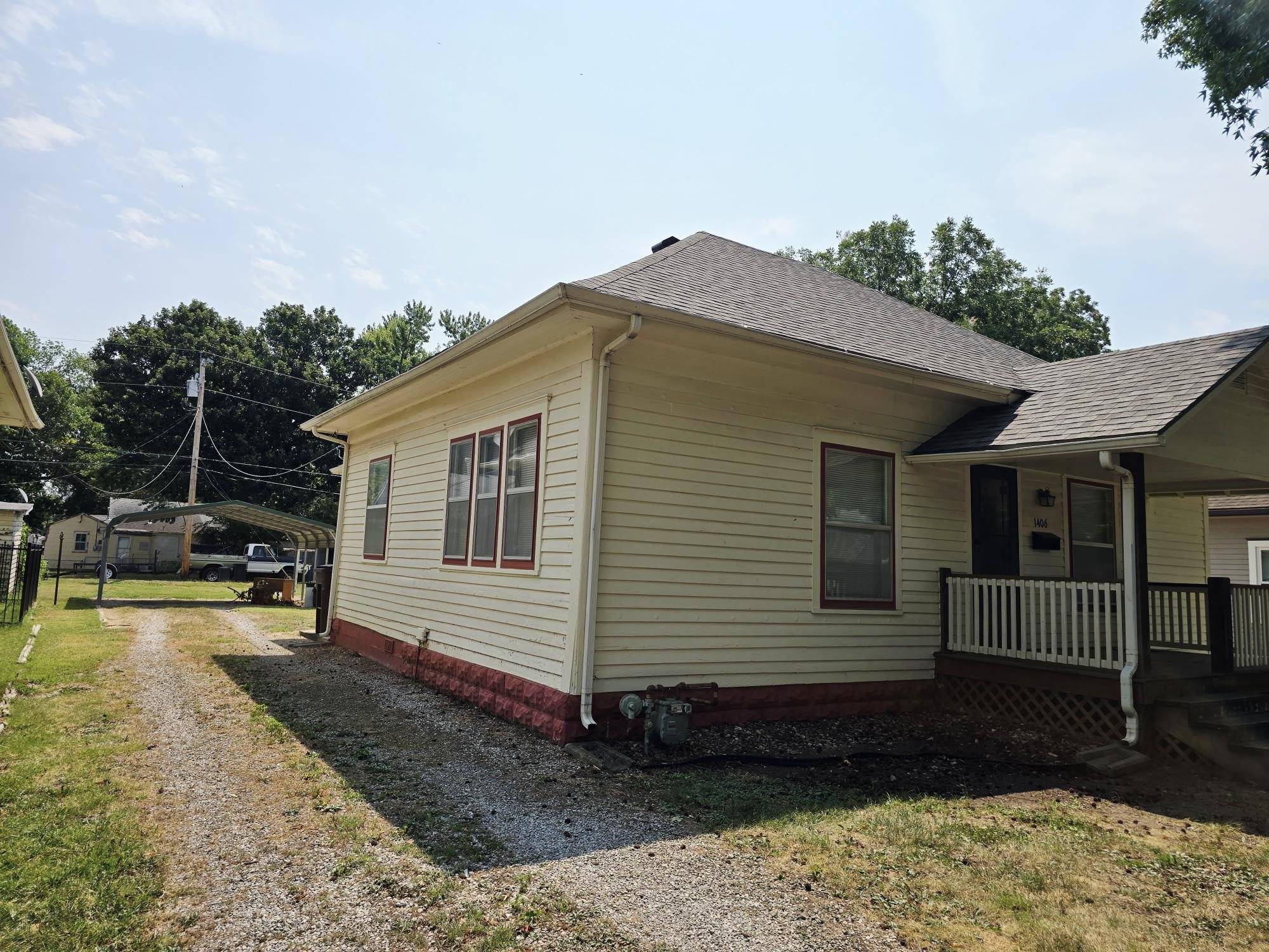 1406 John St, Winfield, KS 67156