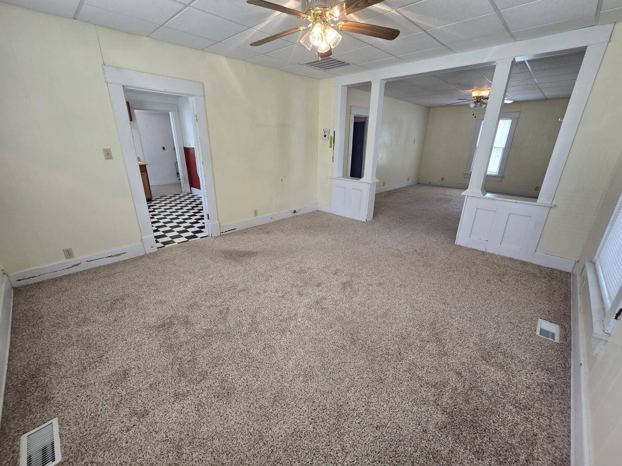 1406 John St, Winfield, KS 67156