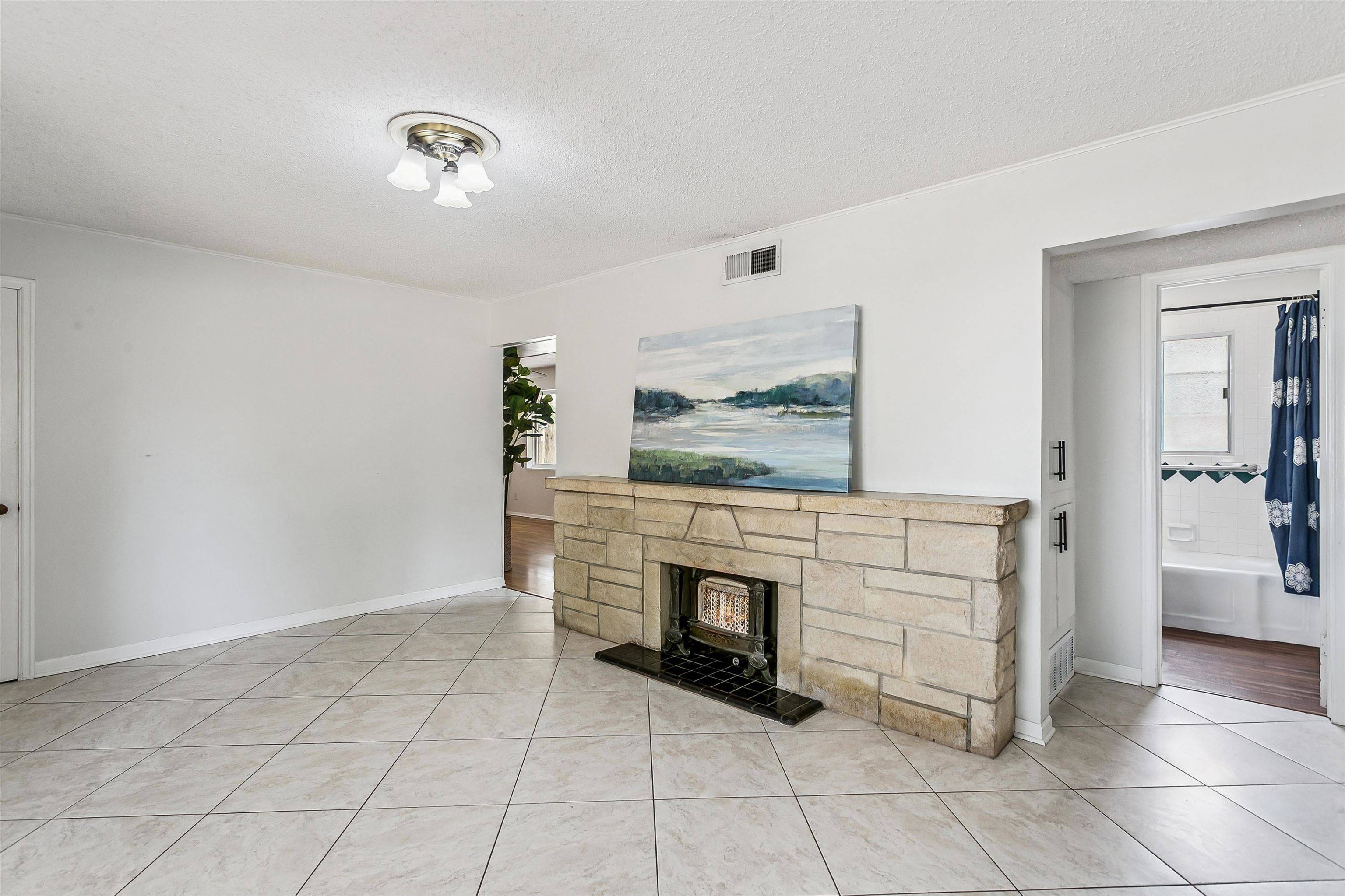 1527 W Dora Ave, Wichita, KS 67213