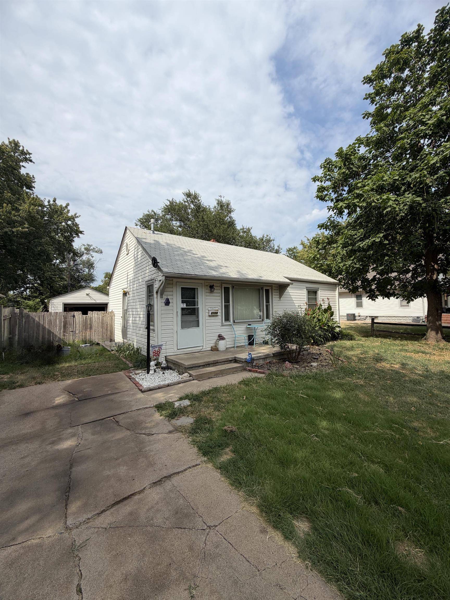 2228 W Caroline Ave, Wichita, KS 67203