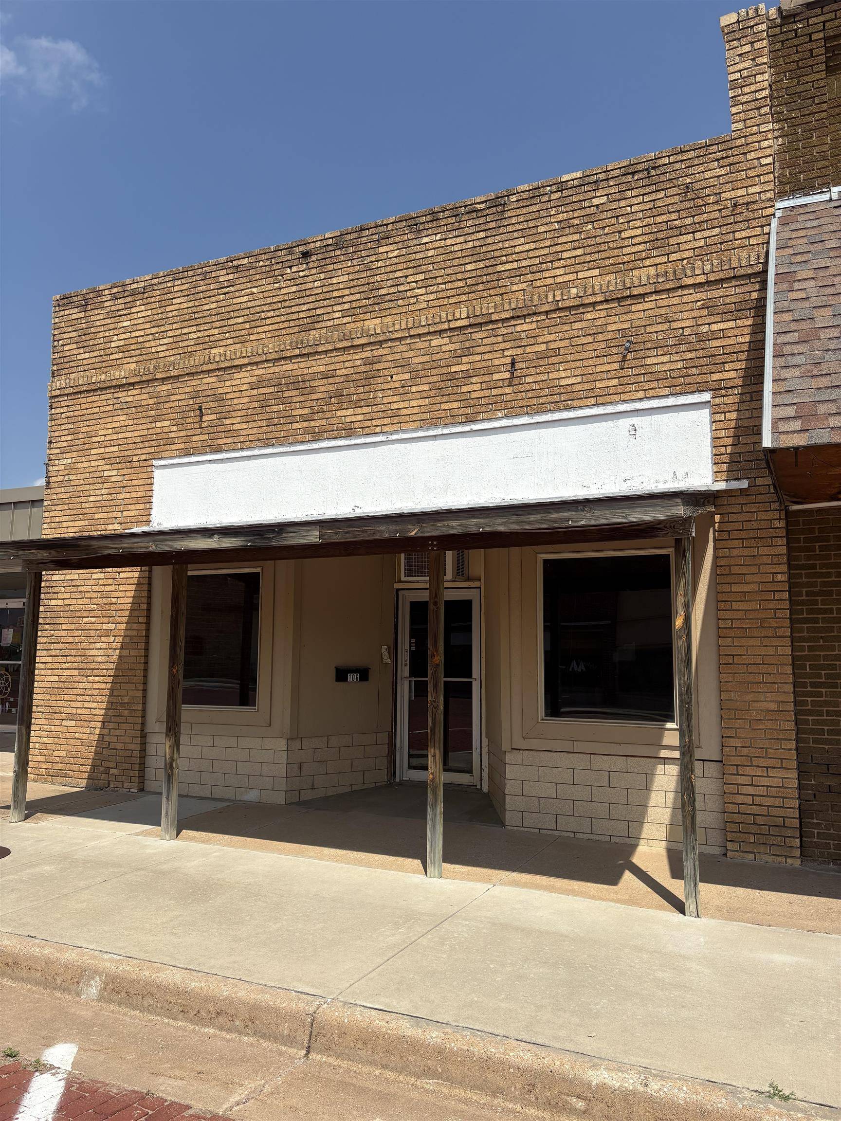 106 S Main St, Medicine Lodge, KS 67104