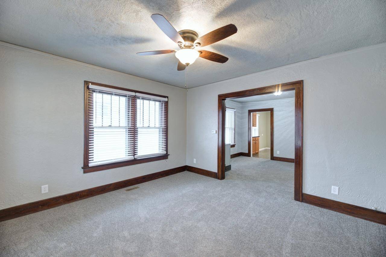 411 W Chestnut Ave., Arkansas City, KS 67005