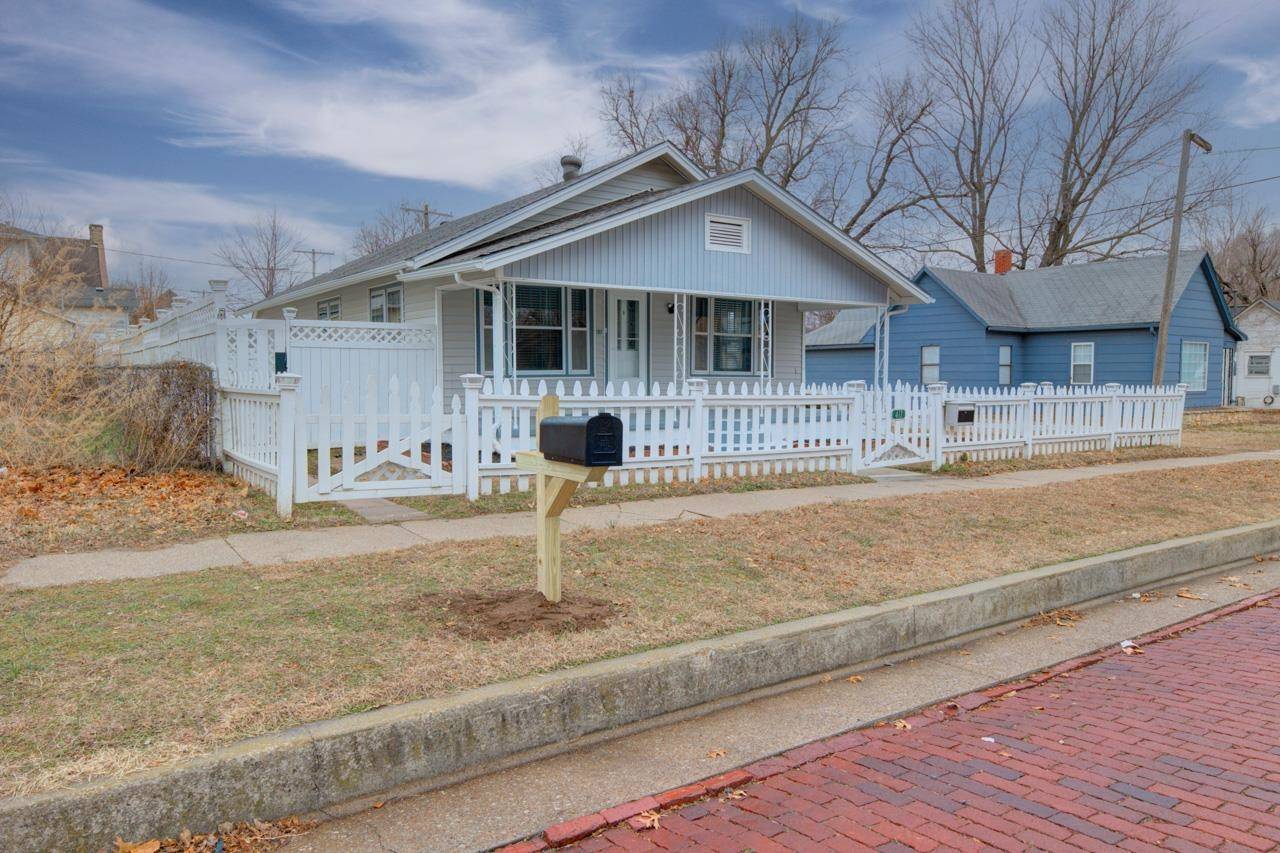 411 W Chestnut Ave., Arkansas City, KS 67005