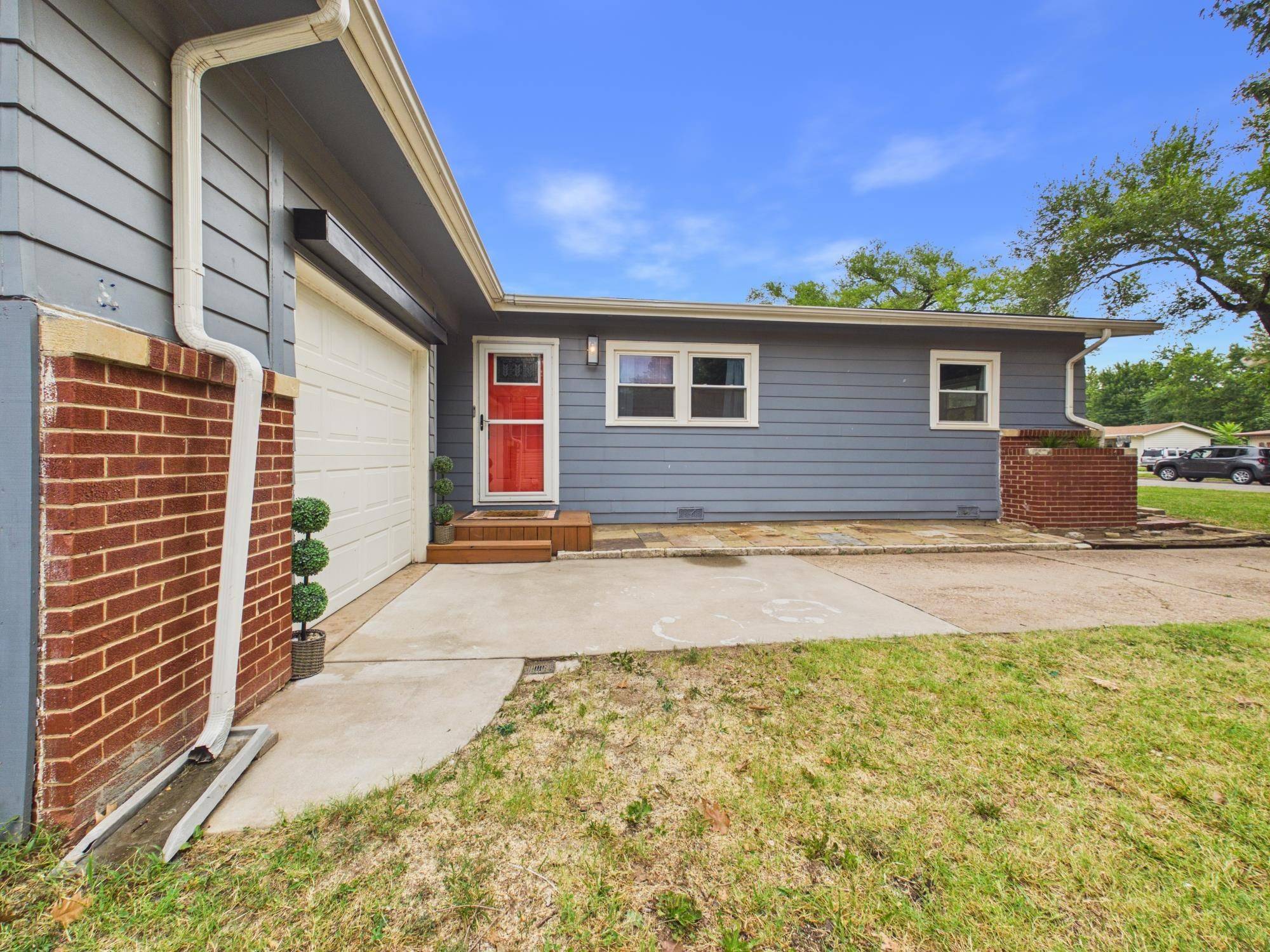 539 S Riverview Ave, Derby, KS 67037