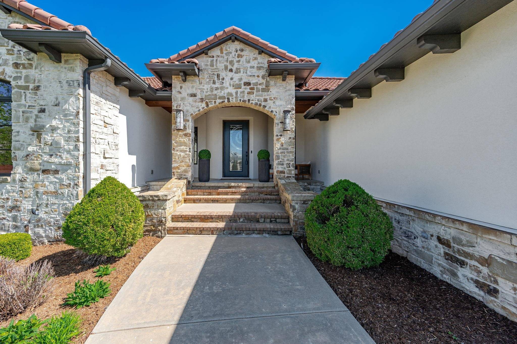 10721 E Crestwood Ct, Wichita, KS 67206