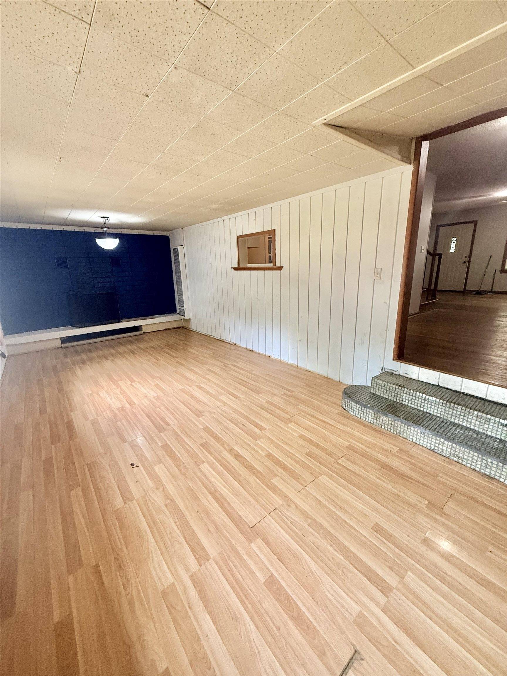 733 S Crestway Ave, Wichita, KS 67218