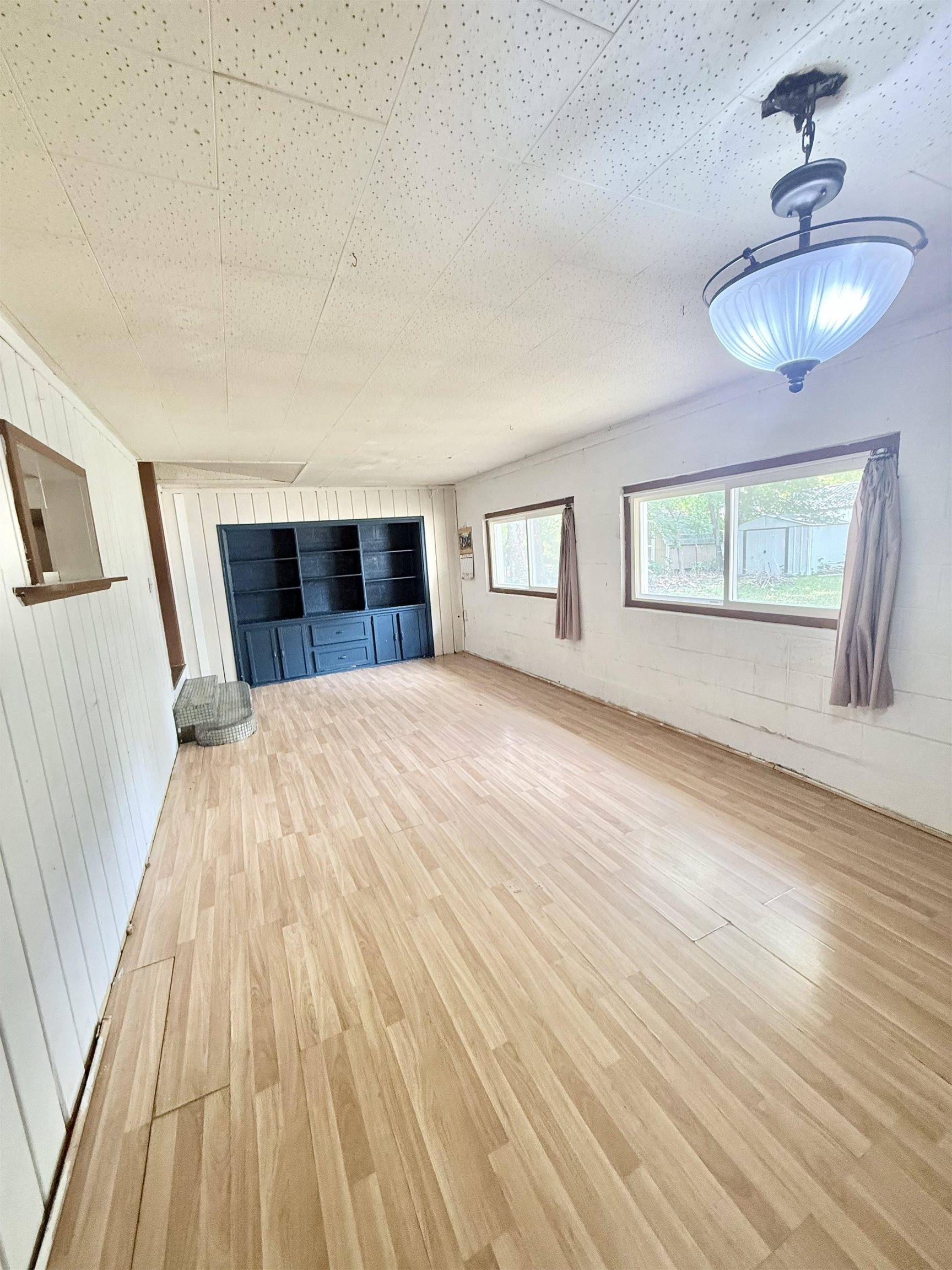 733 S Crestway Ave, Wichita, KS 67218